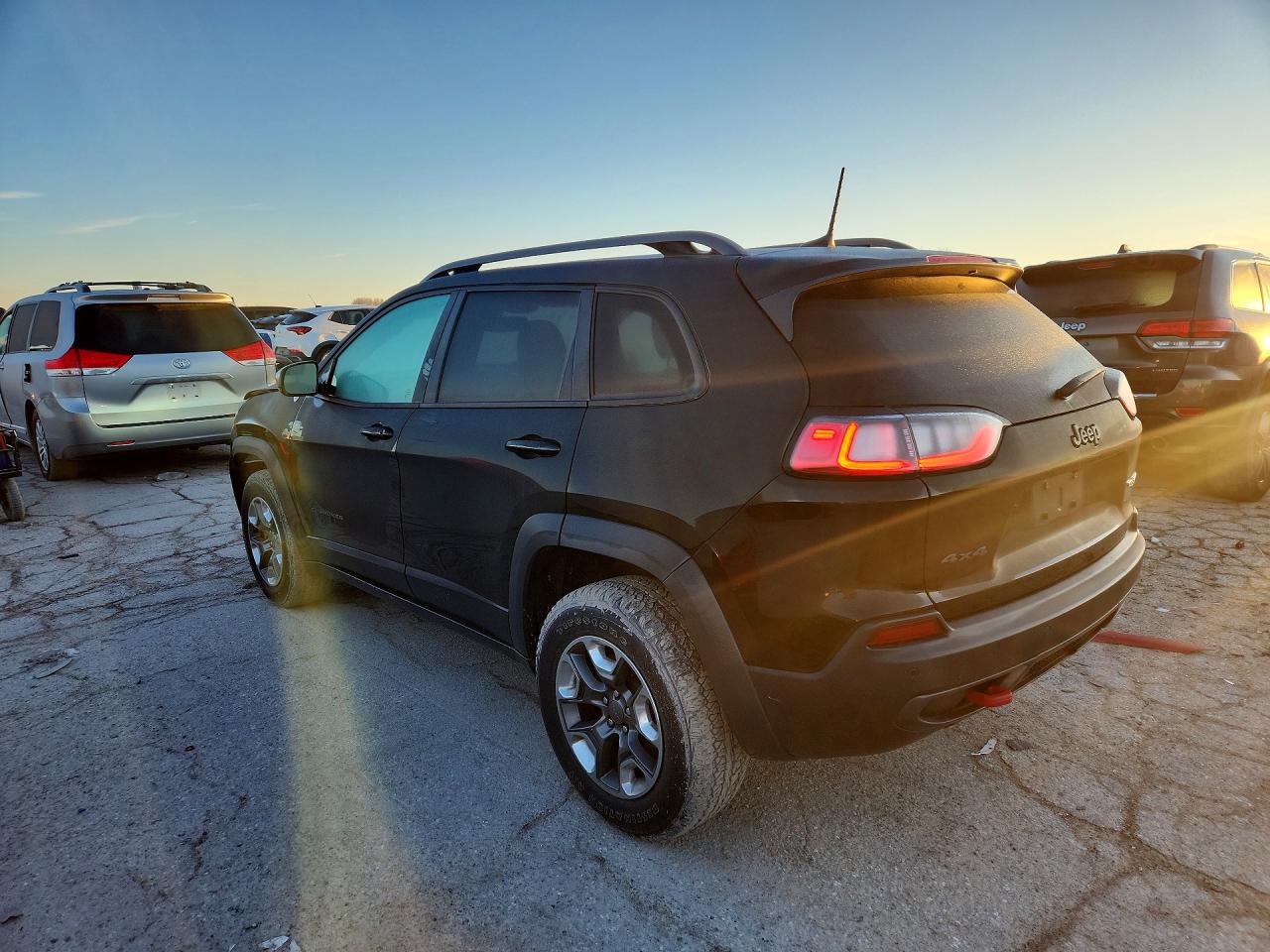 2019 JEEP CHEROKEE TRAILHAWK photo 2