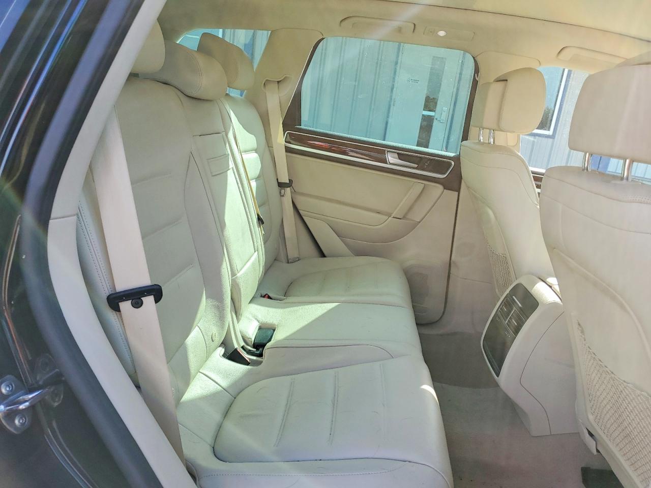 2016 VOLKSWAGEN TOUAREG TDI photo 11