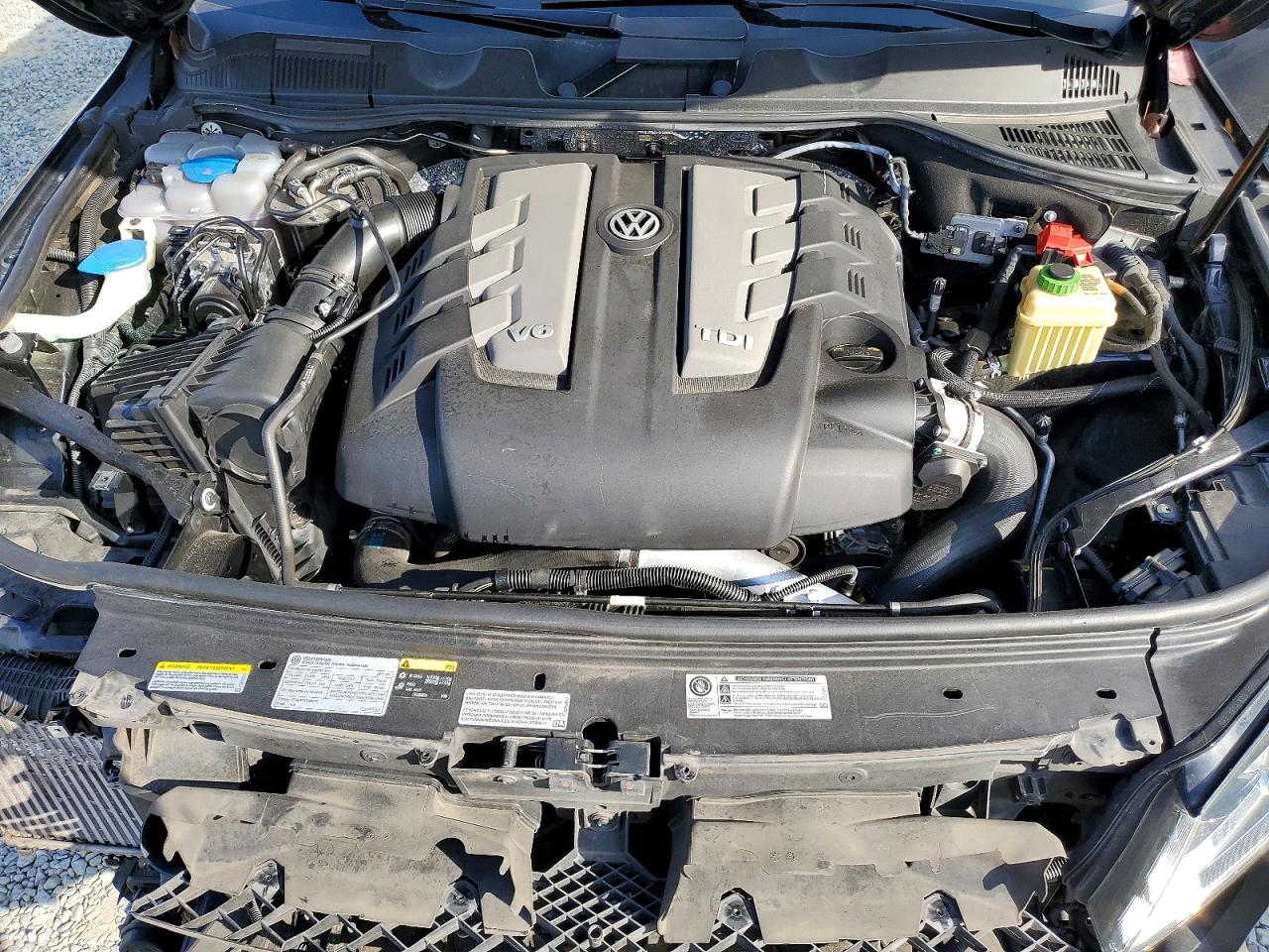 2016 VOLKSWAGEN TOUAREG TDI photo 12