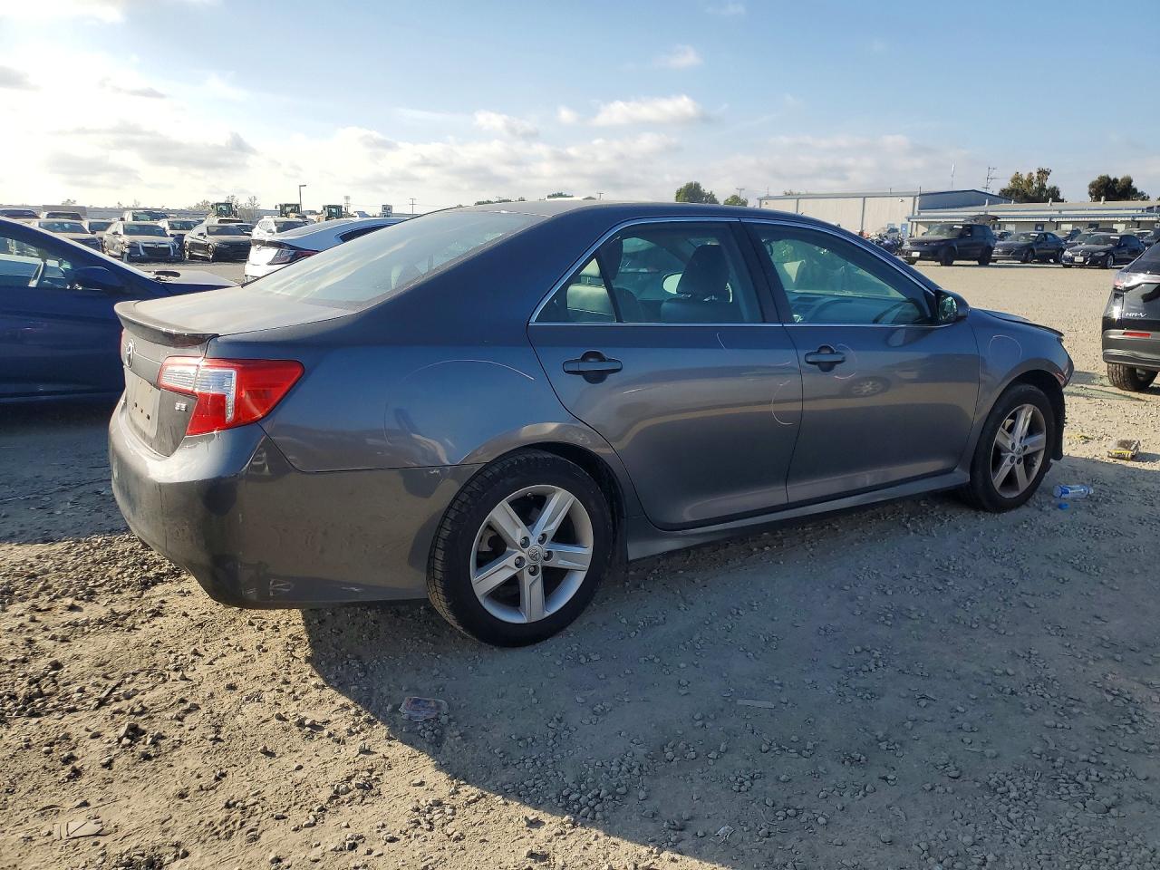 2014 TOYOTA CAMRY SE photo 3