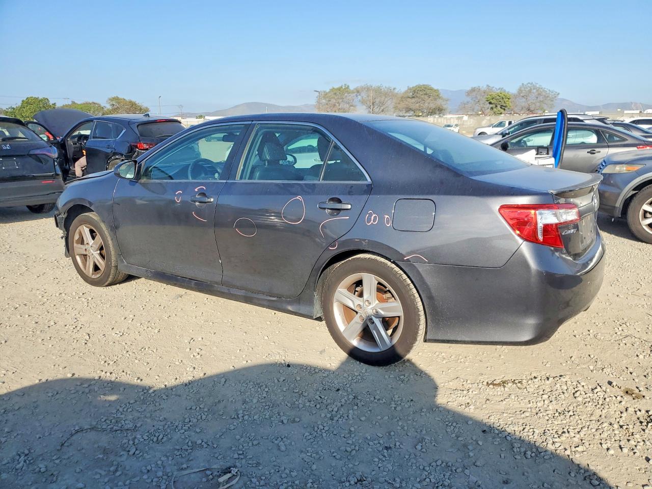 2014 TOYOTA CAMRY SE photo 2