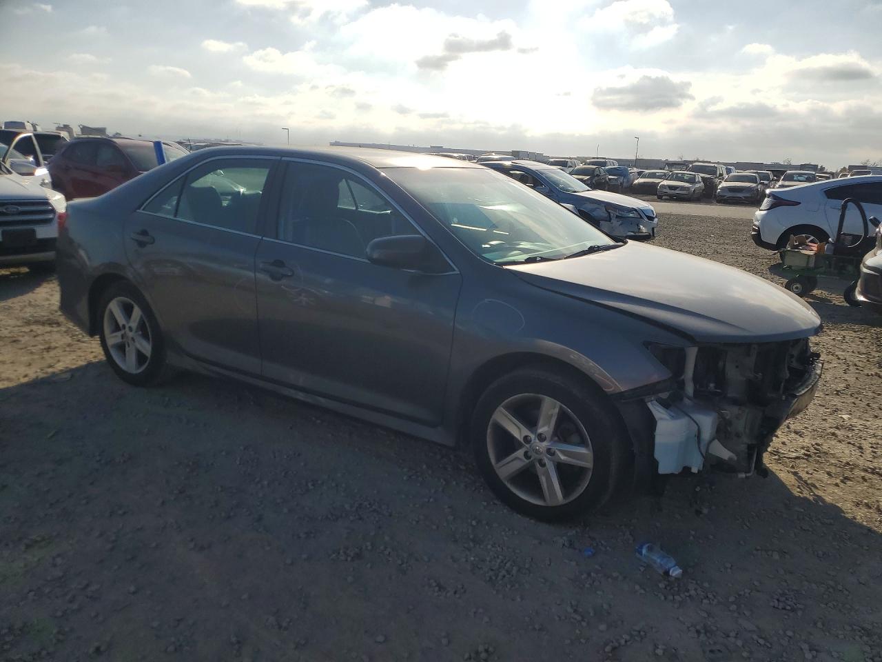2014 TOYOTA CAMRY SE photo 4