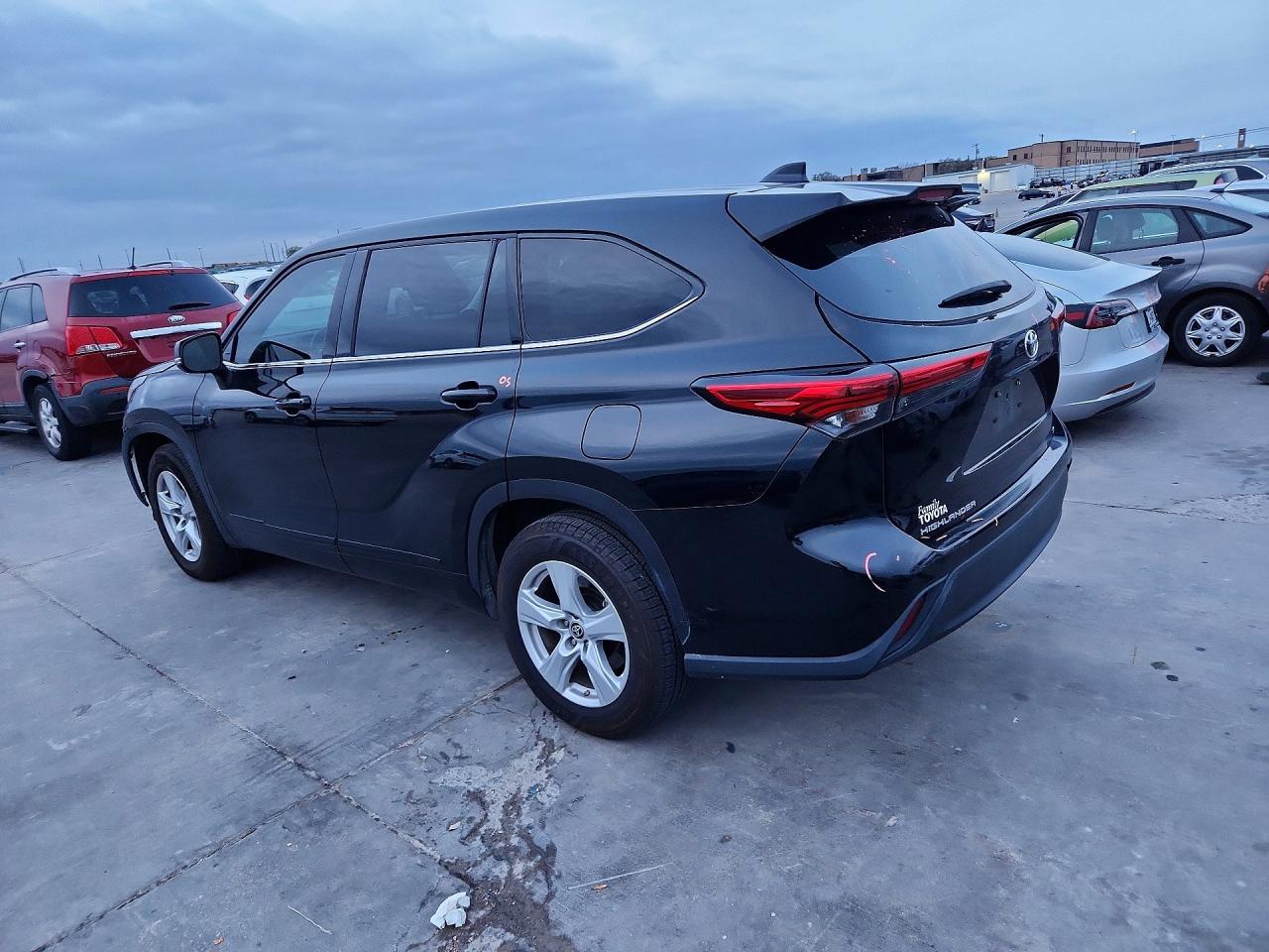 2021 TOYOTA HIGHLANDER LE photo 2