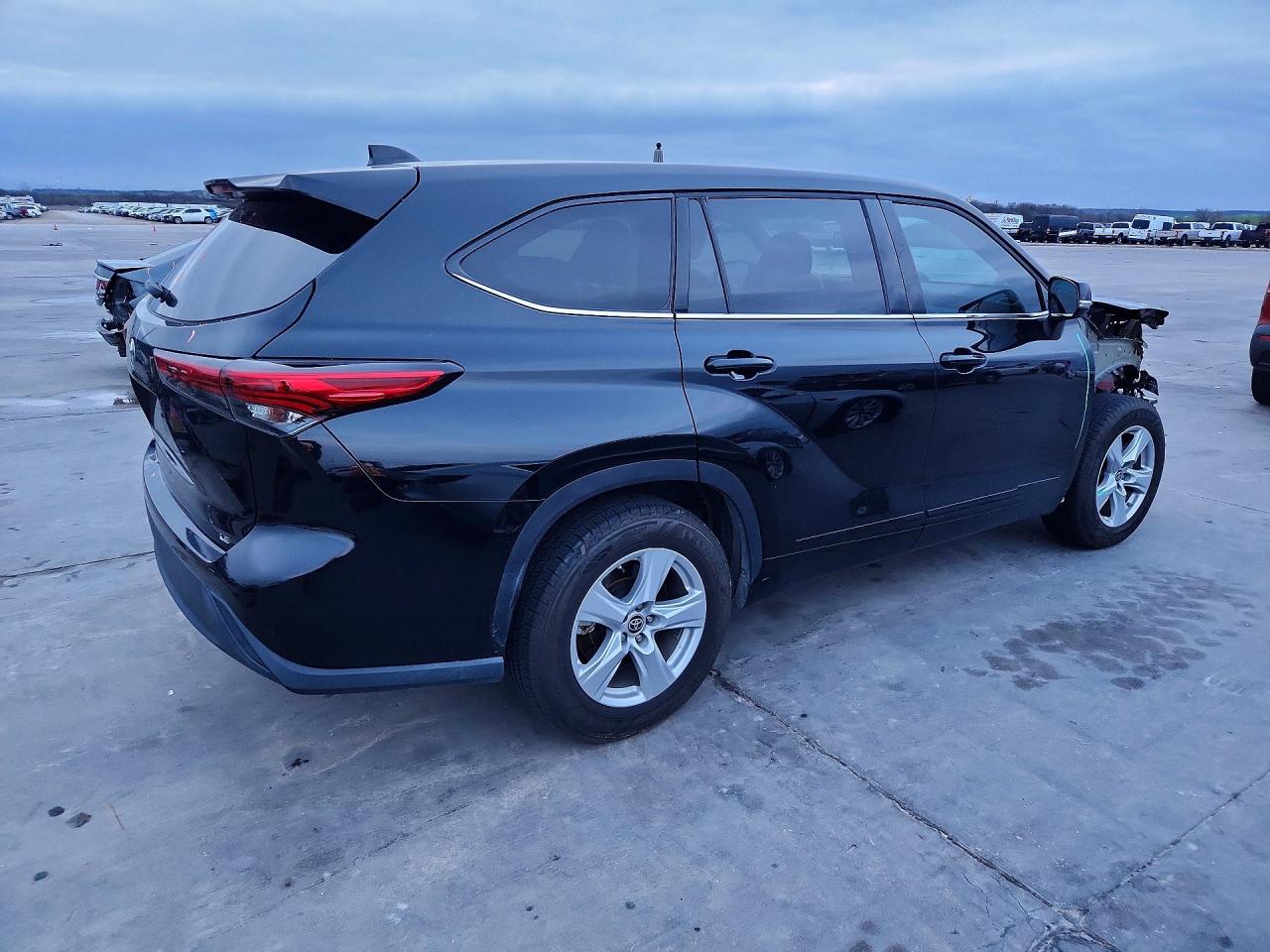 2021 TOYOTA HIGHLANDER LE photo 3