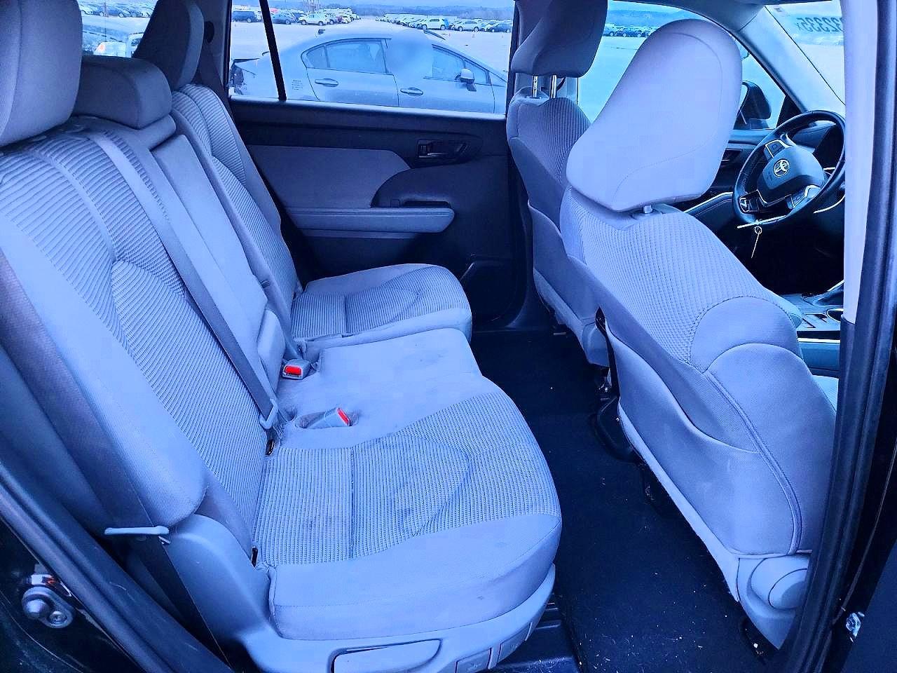 2021 TOYOTA HIGHLANDER LE photo 11