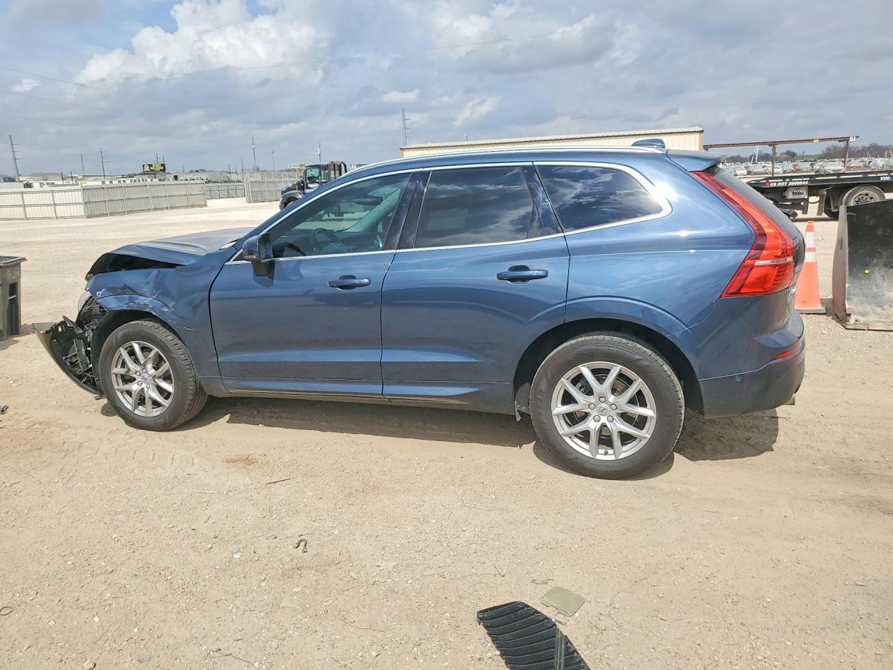 2019 VOLVO XC60 T5 MOMENTUM photo 2