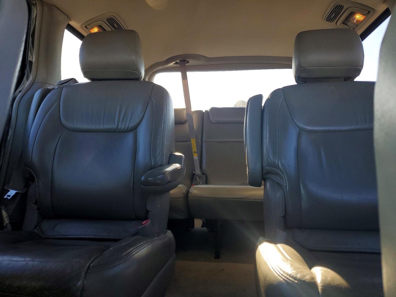 2004 TOYOTA SIENNA LE 7 PASSENGER photo 28