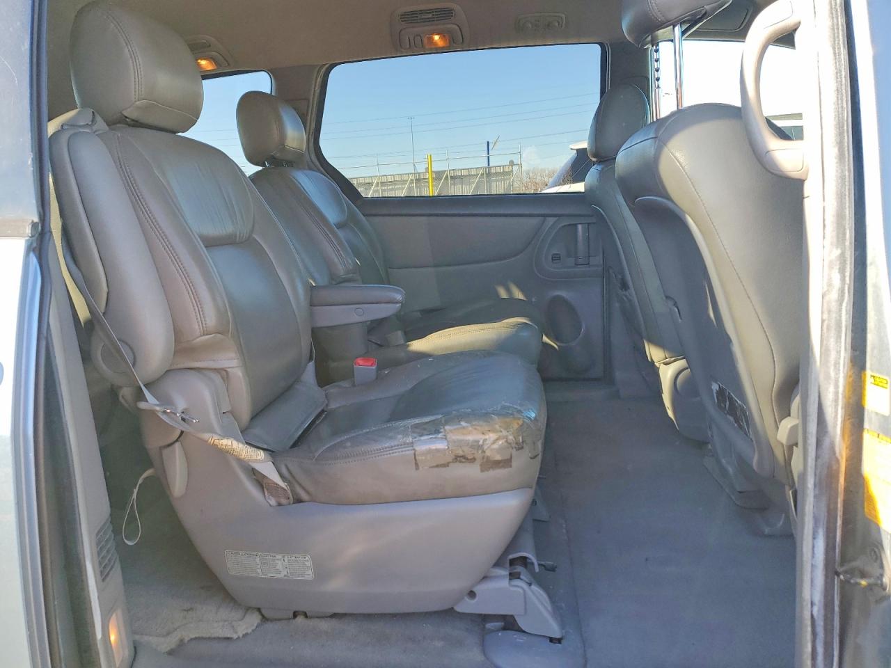2004 TOYOTA SIENNA LE 7 PASSENGER photo 31