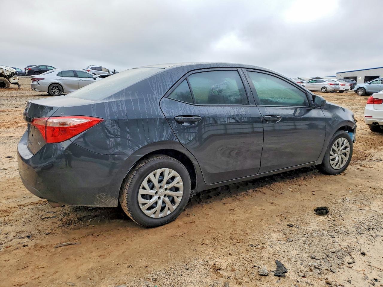 2018 TOYOTA COROLLA LE photo 3