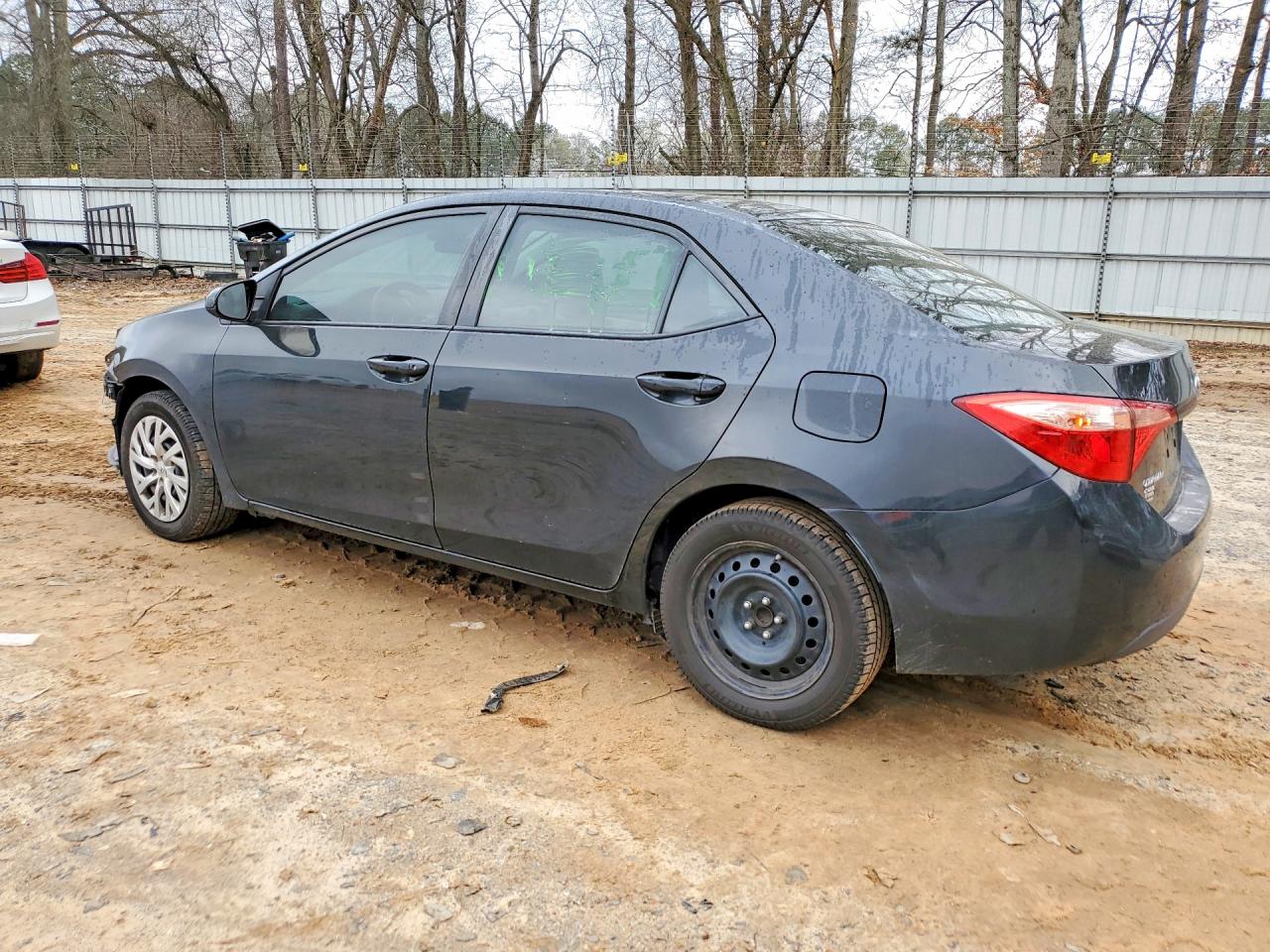 2018 TOYOTA COROLLA LE photo 2