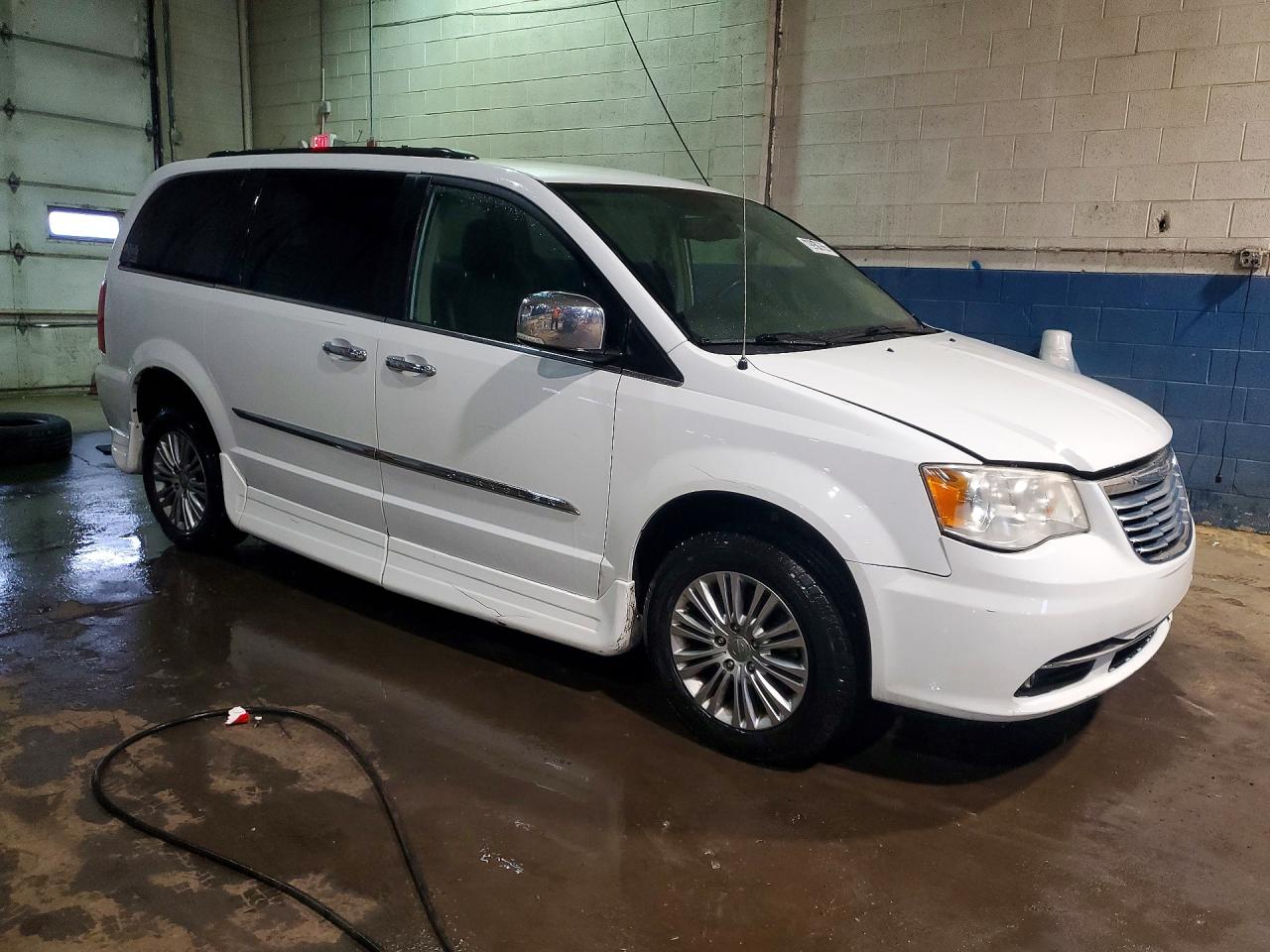 2015 CHRYSLER TOWN & COUNTRY TOURING L photo 4