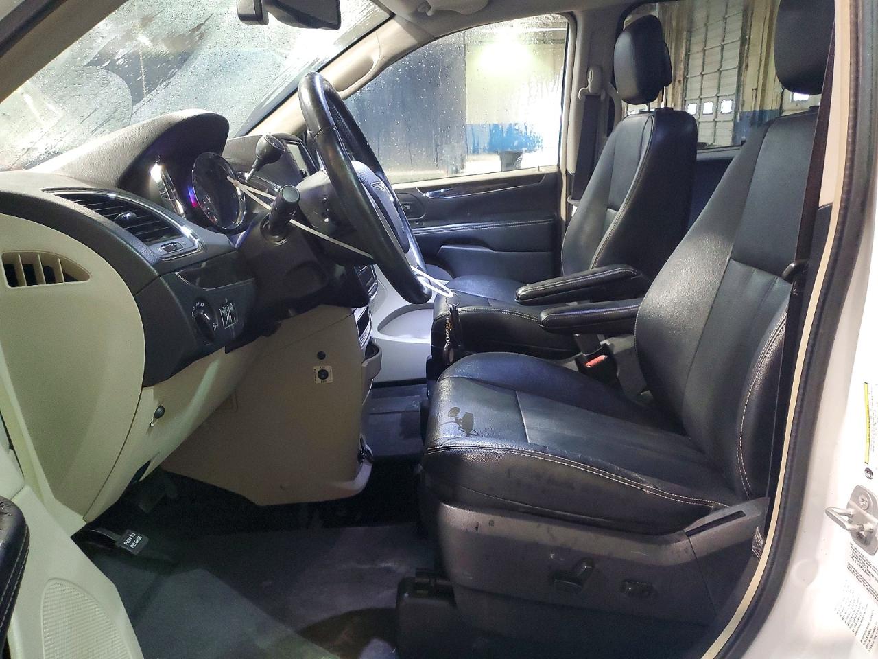 2015 CHRYSLER TOWN & COUNTRY TOURING L photo 7