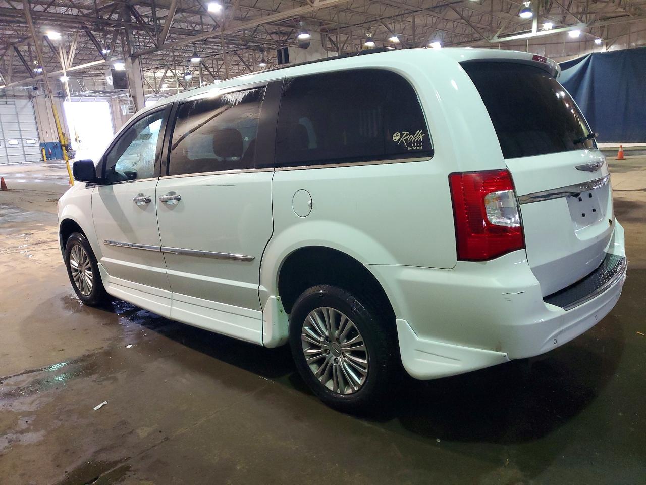 2015 CHRYSLER TOWN & COUNTRY TOURING L photo 2