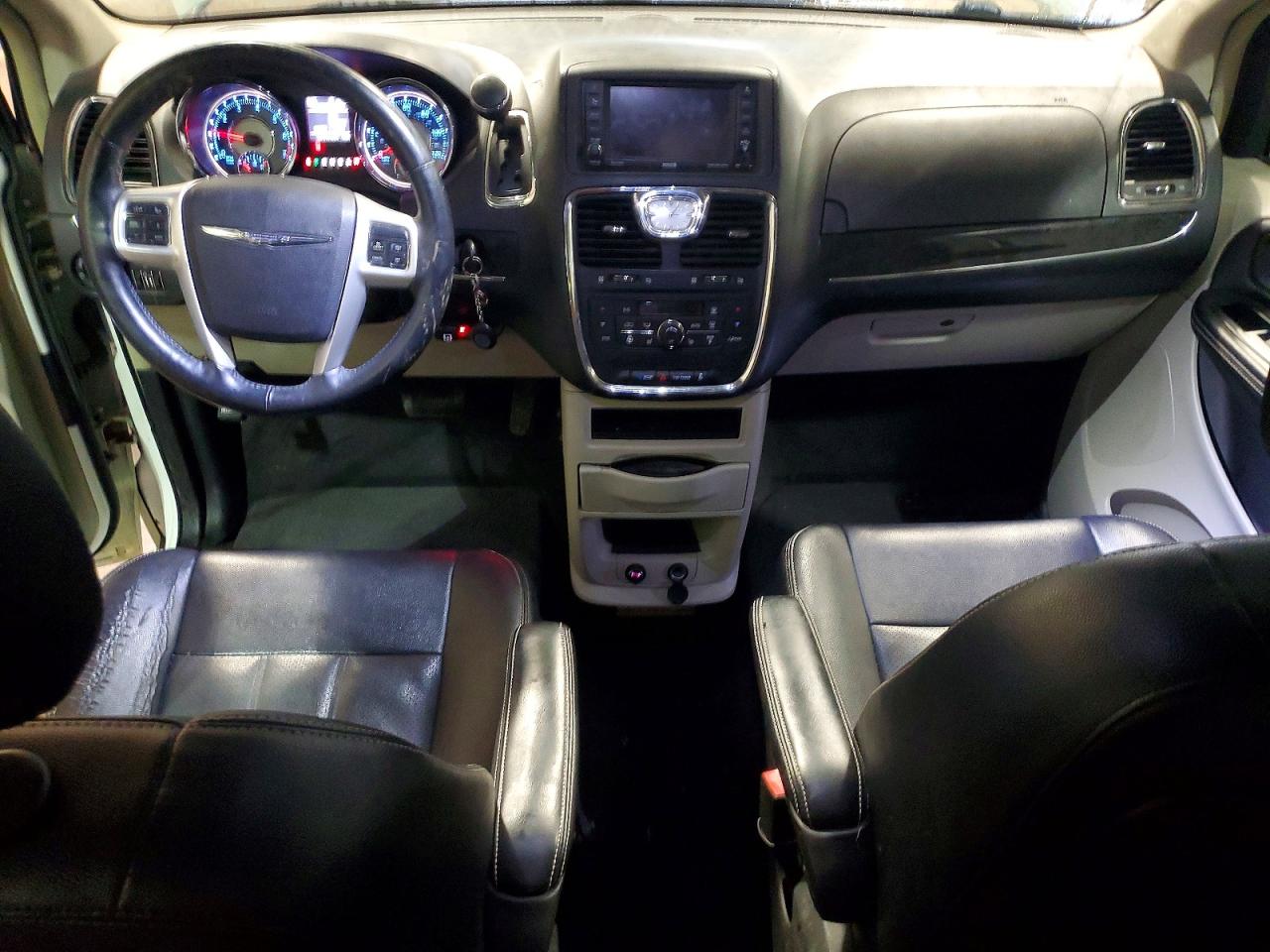 2015 CHRYSLER TOWN & COUNTRY TOURING L photo 8