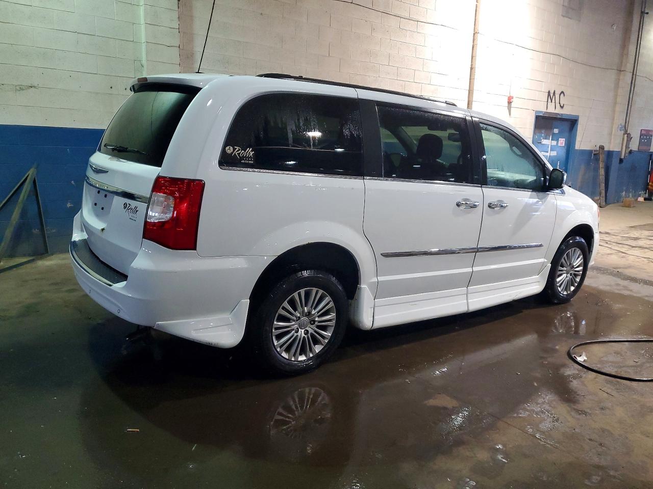 2015 CHRYSLER TOWN & COUNTRY TOURING L photo 3
