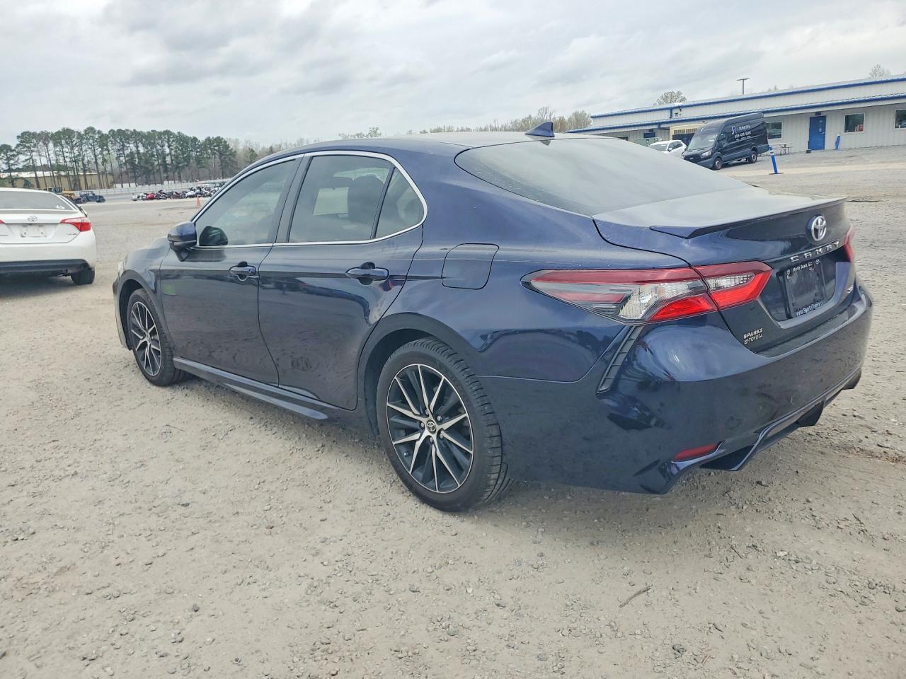 2021 TOYOTA CAMRY SE photo 3