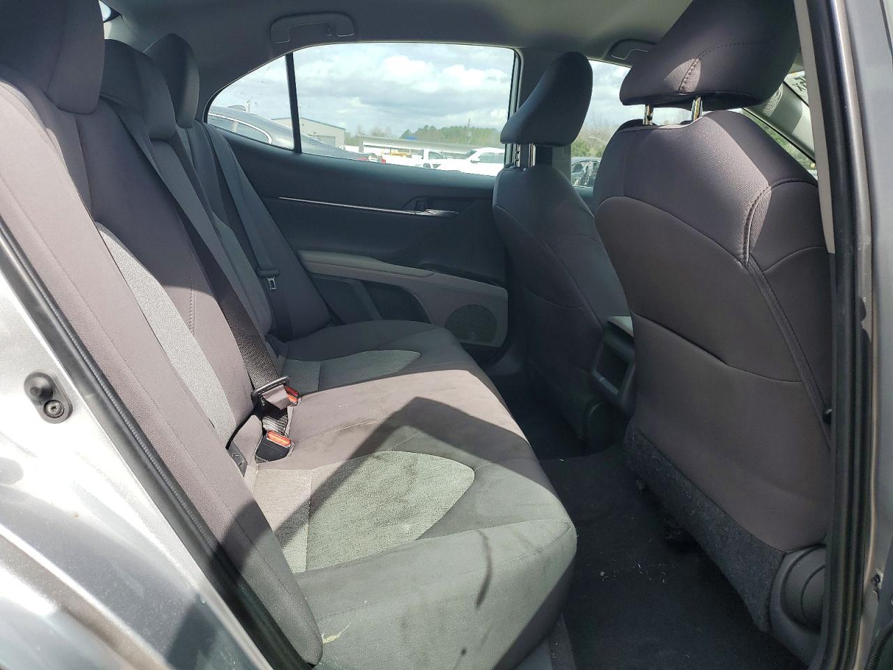 2019 TOYOTA CAMRY LE photo 10