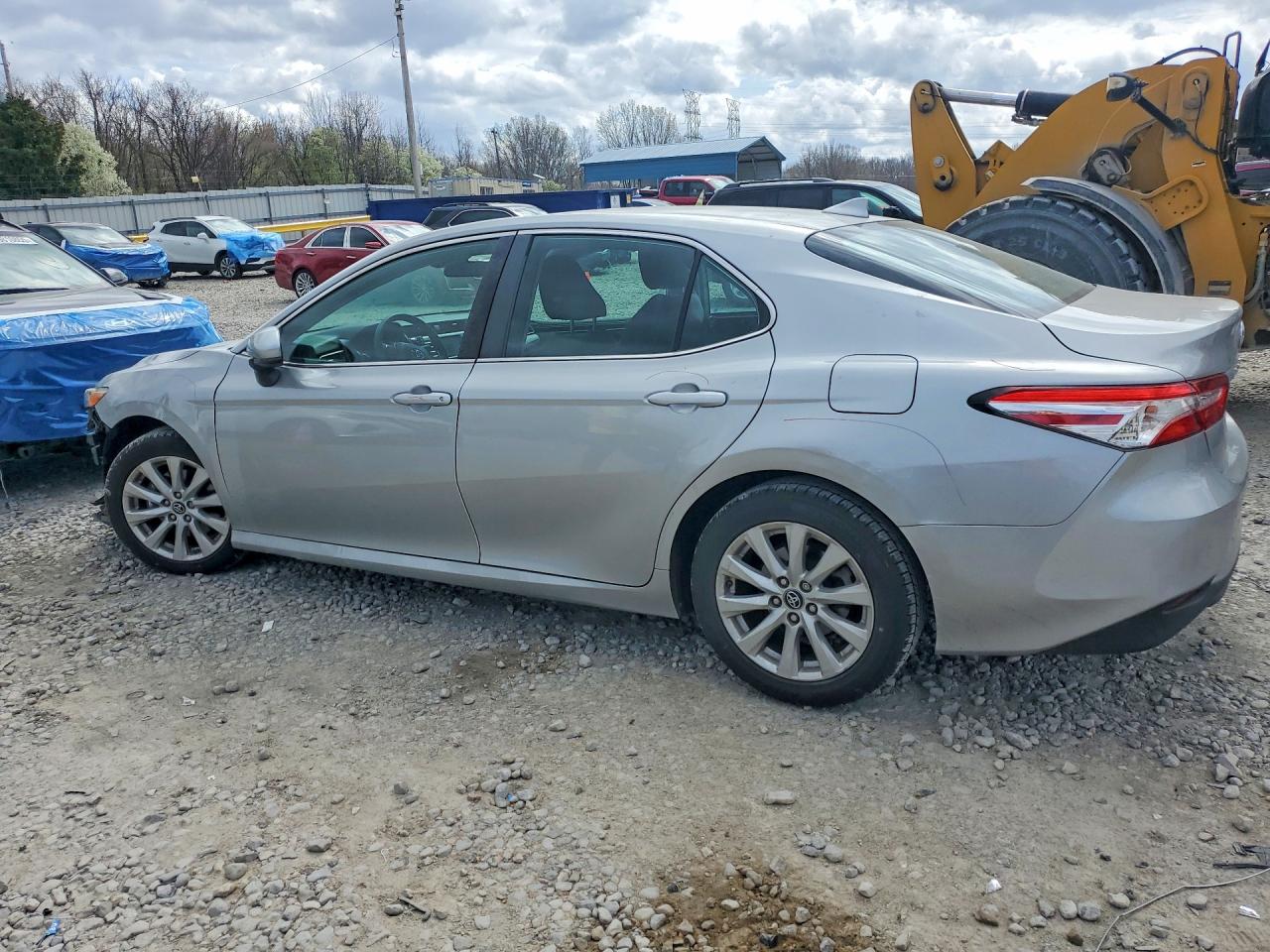 2019 TOYOTA CAMRY LE photo 2