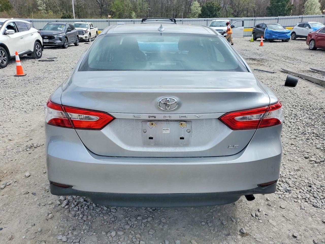 2019 TOYOTA CAMRY LE photo 6