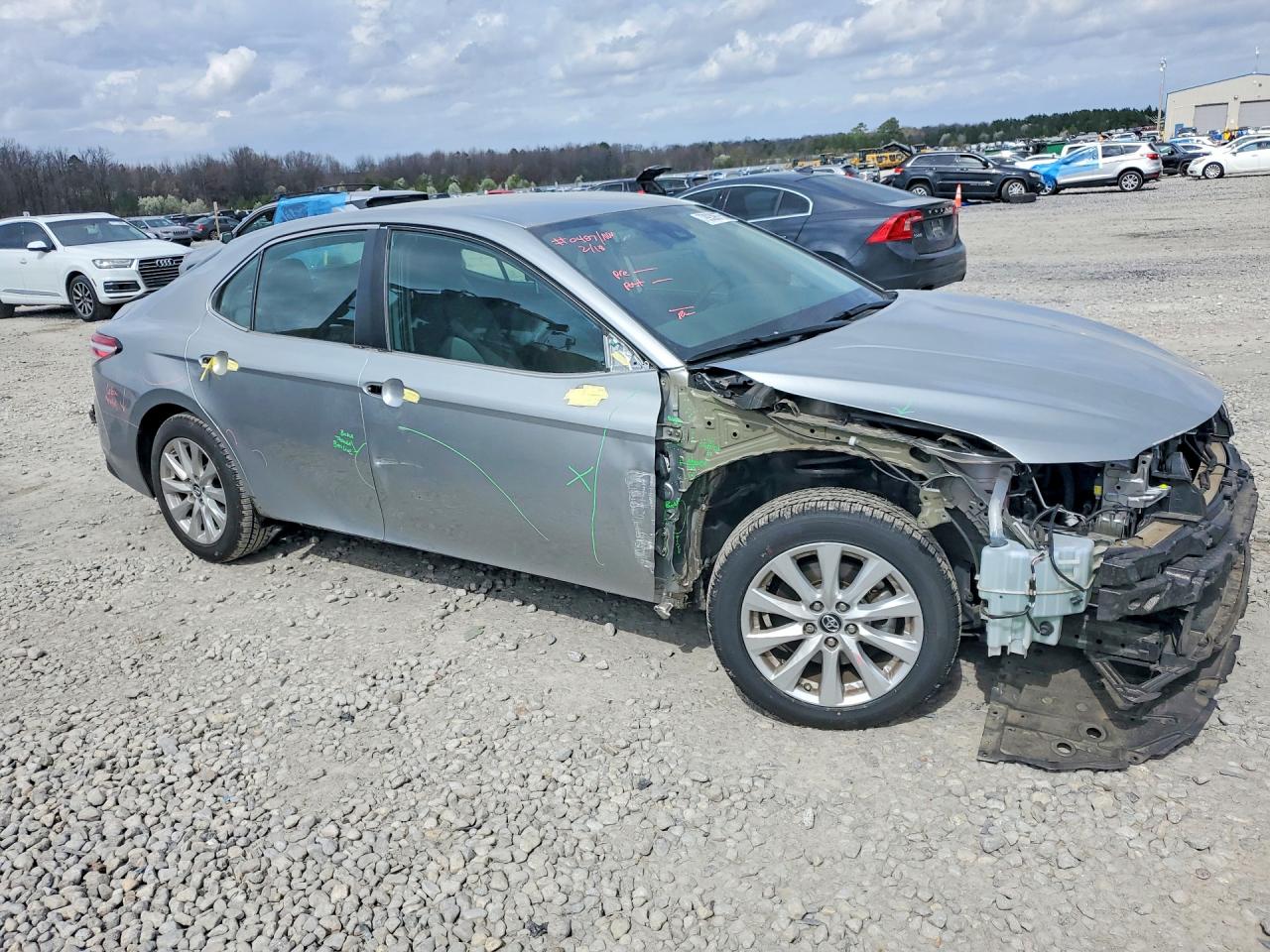 2019 TOYOTA CAMRY LE photo 4