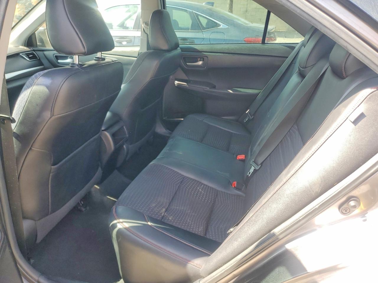 2015 TOYOTA CAMRY SE photo 19
