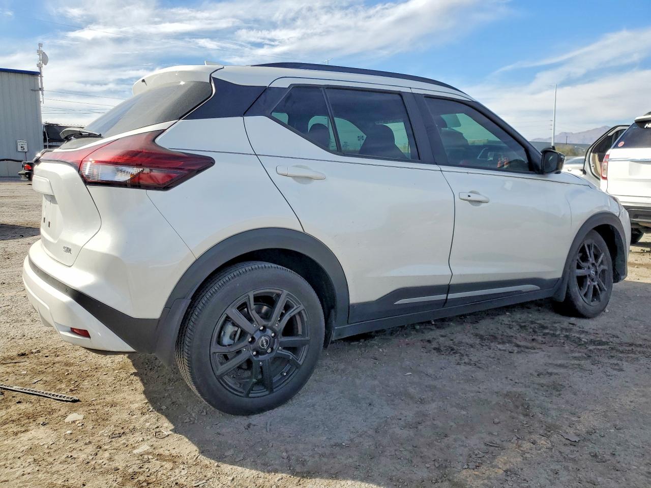 2023 NISSAN KICKS SR photo 5