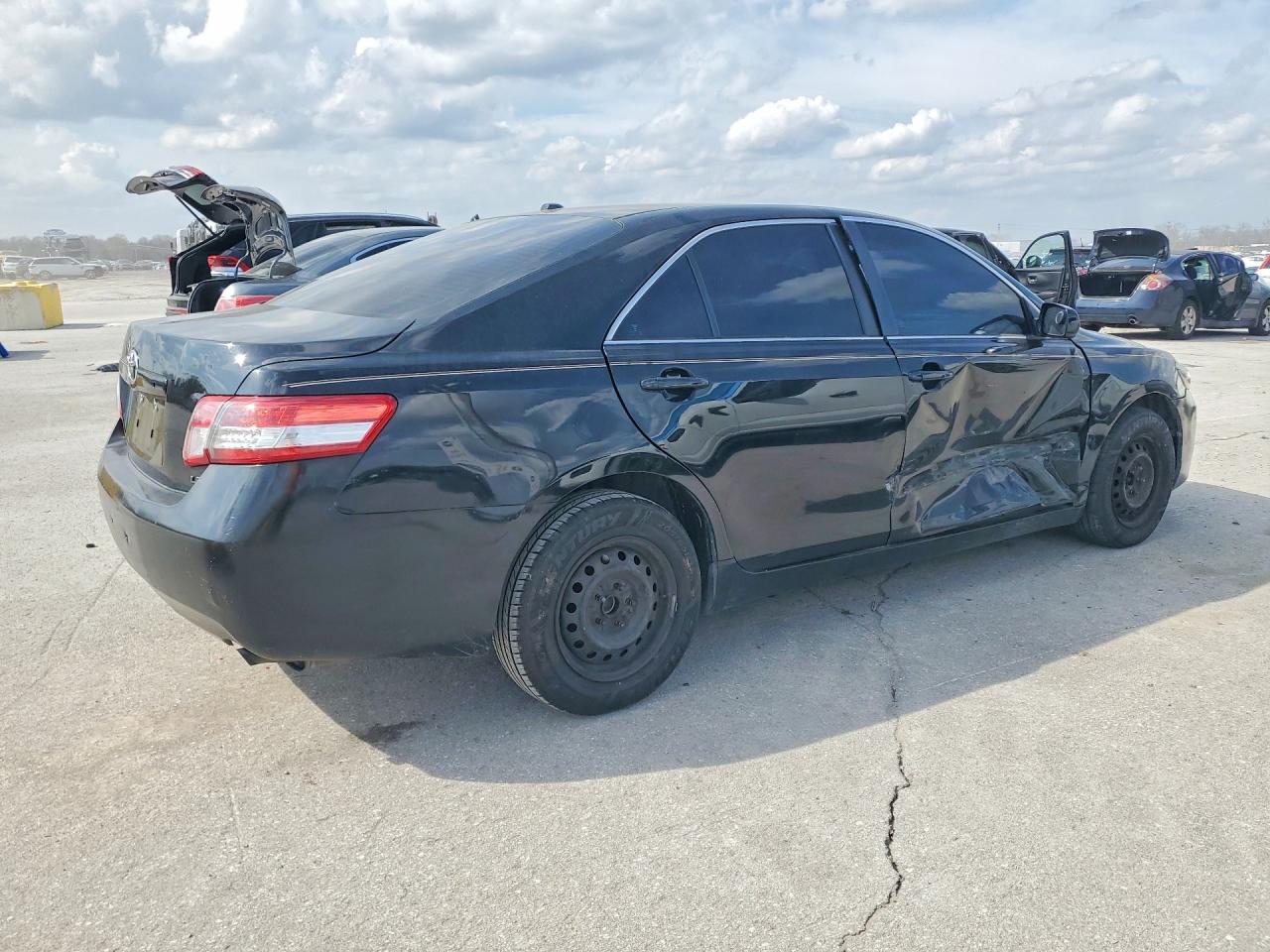 2010 TOYOTA CAMRY LE photo 3