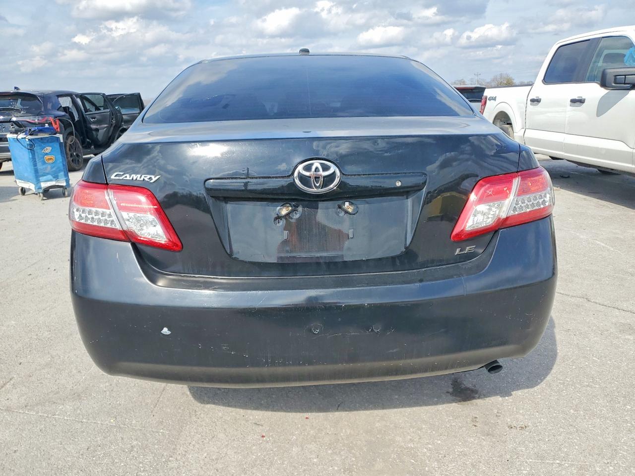 2010 TOYOTA CAMRY LE photo 6