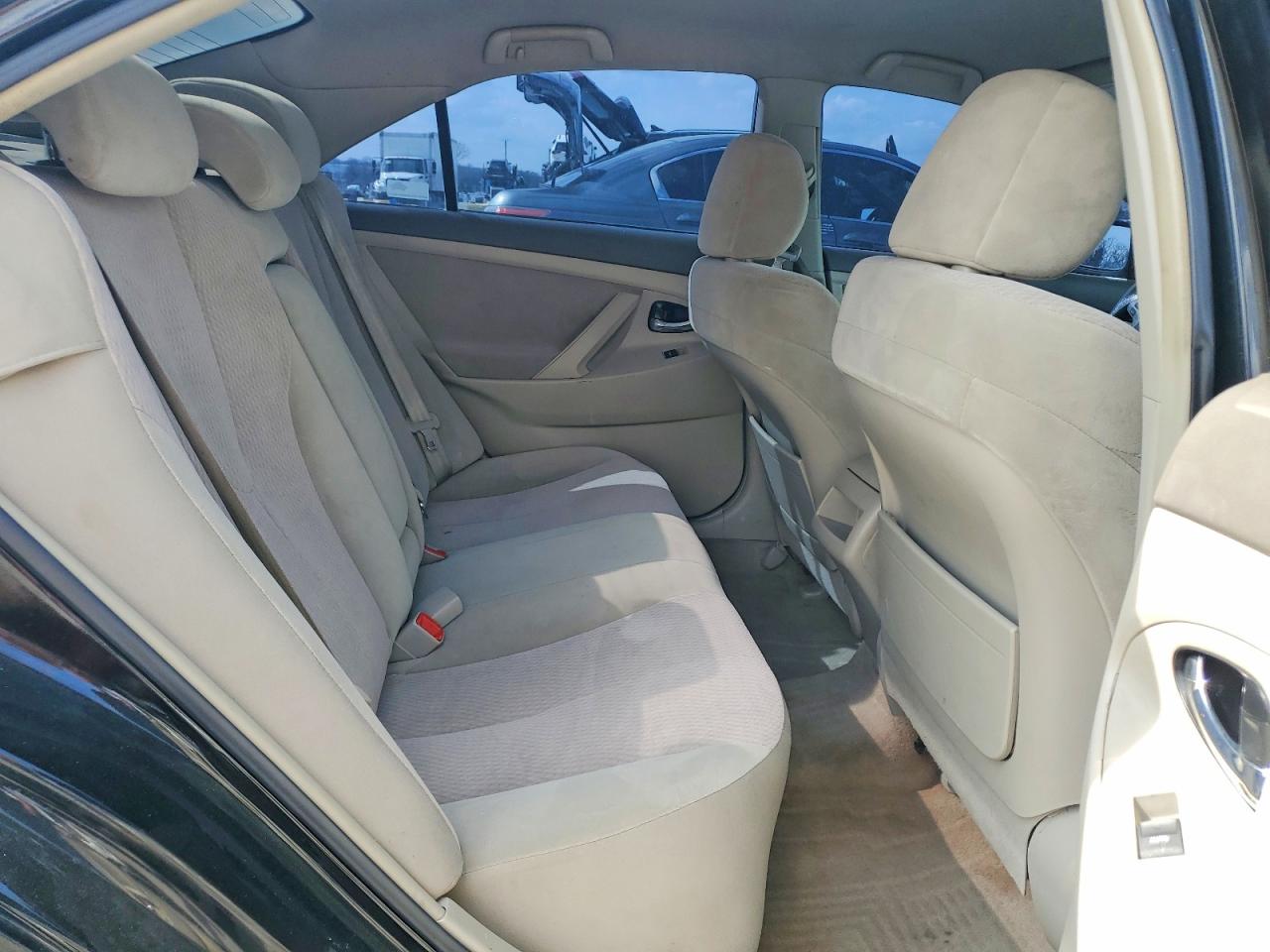2010 TOYOTA CAMRY LE photo 10