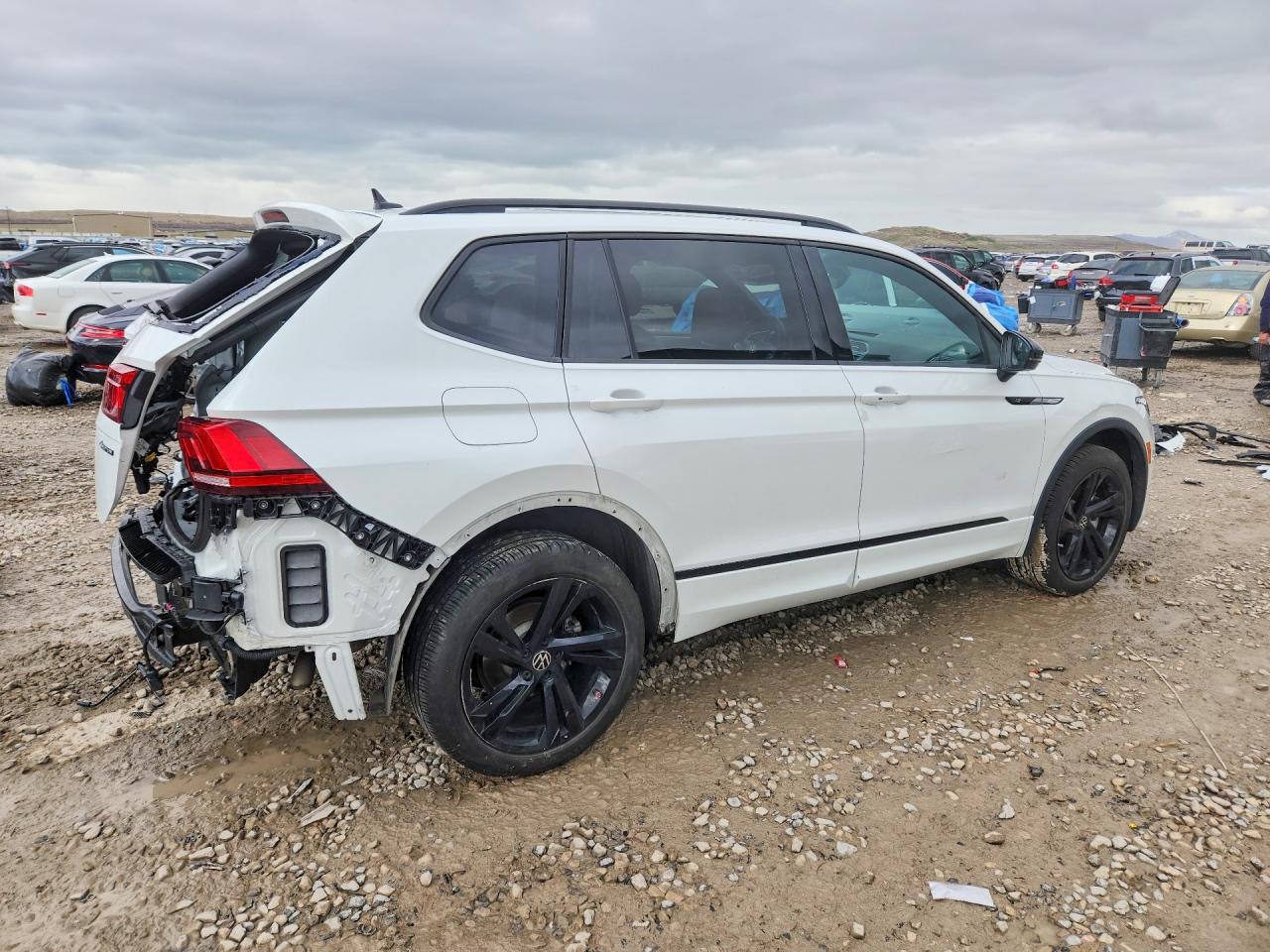 2024 VOLKSWAGEN TIGUAN SE R-LINE BLACK photo 3