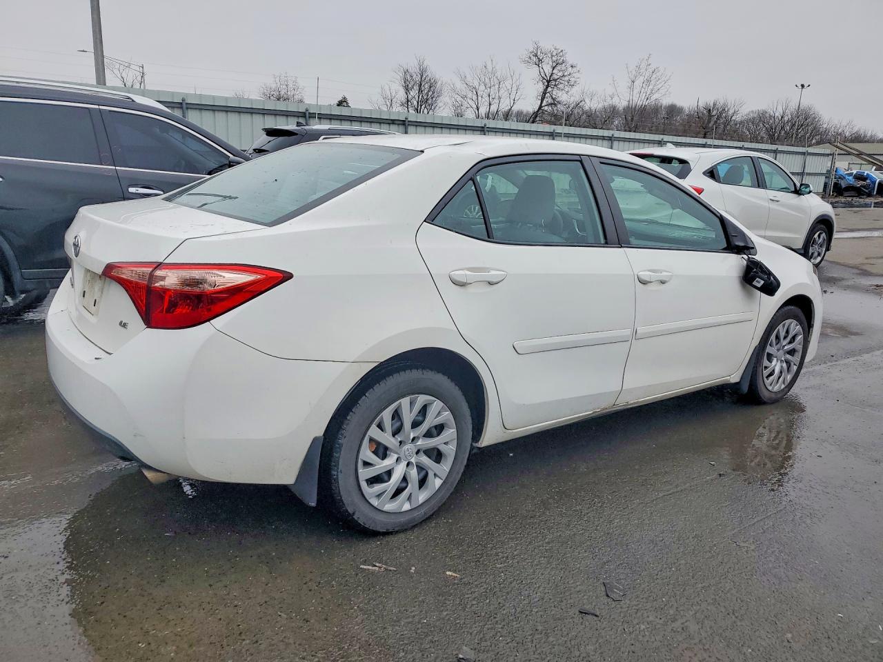 2017 TOYOTA COROLLA LE photo 3