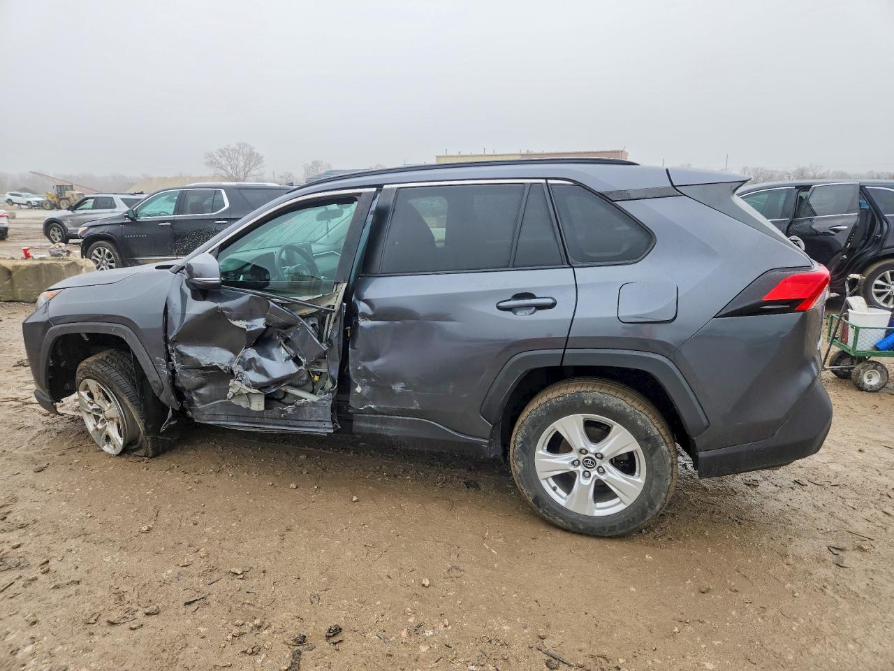 2021 TOYOTA RAV4 XLE photo 3