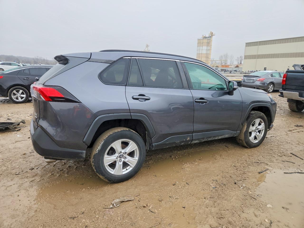 2021 TOYOTA RAV4 XLE photo 5