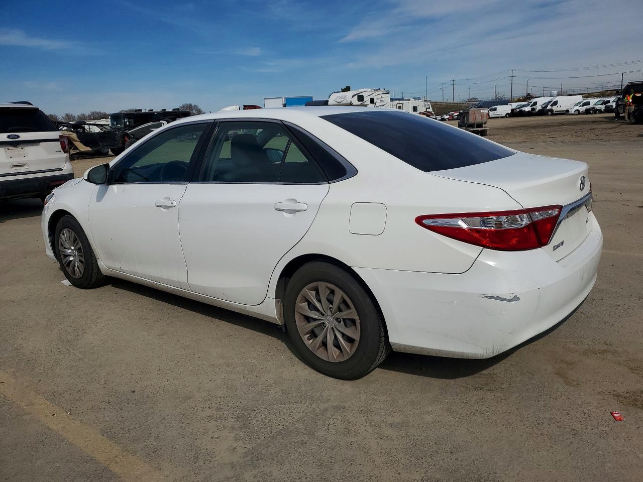 2015 TOYOTA CAMRY LE photo 3