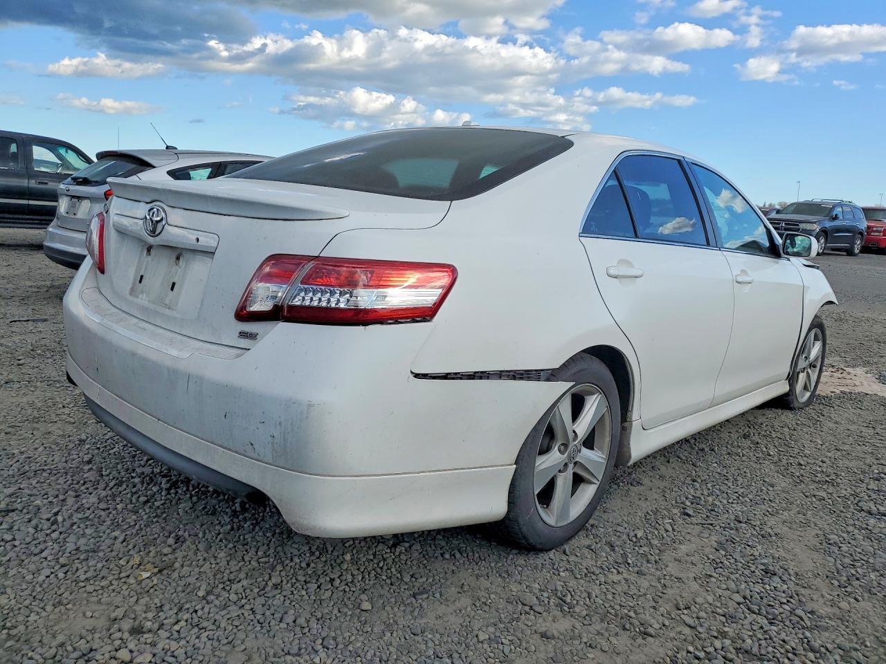 2011 TOYOTA CAMRY SE photo 3
