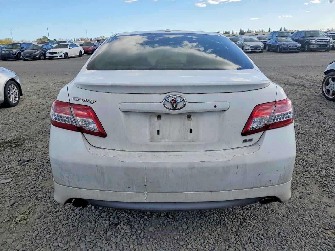 2011 TOYOTA CAMRY SE photo 6
