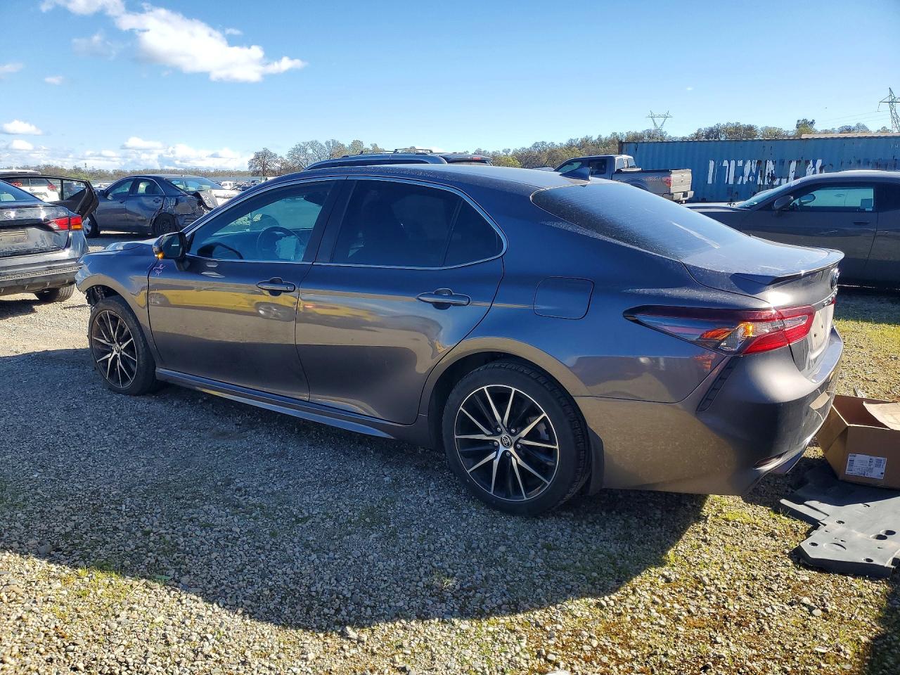 2022 TOYOTA CAMRY SE photo 2