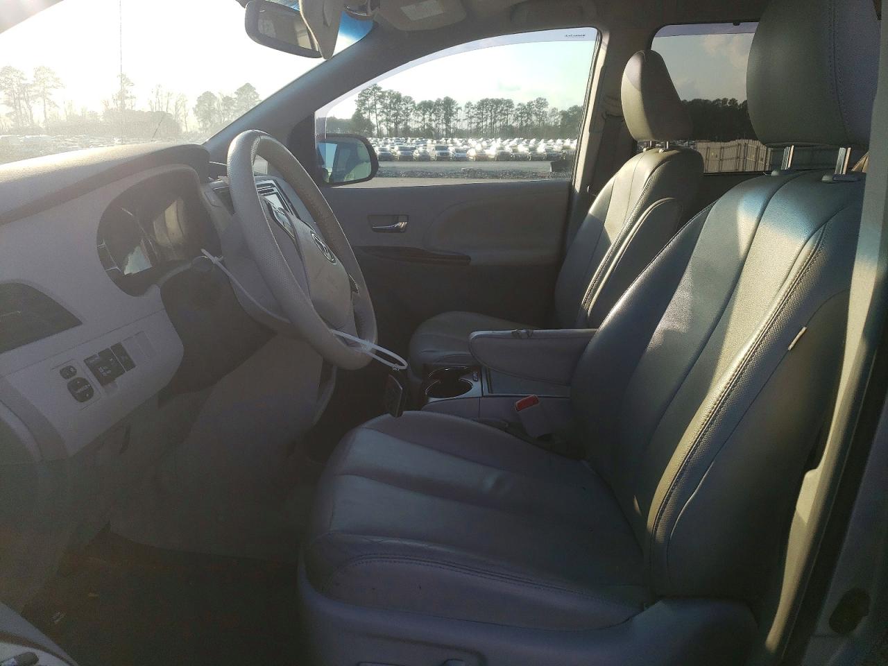 2014 TOYOTA SIENNA XLE 8-PASSENGER photo 13