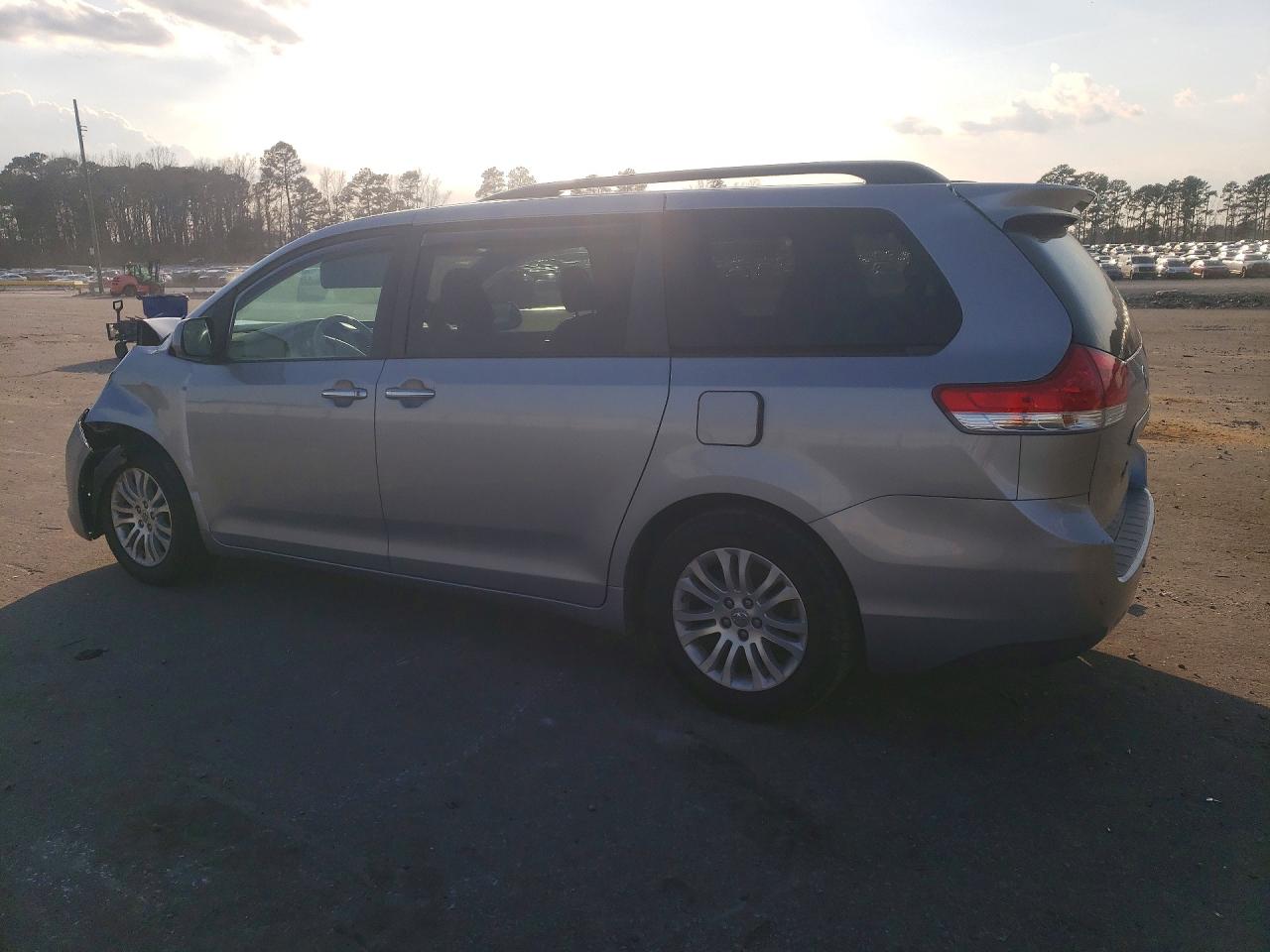 2014 TOYOTA SIENNA XLE 8-PASSENGER photo 3