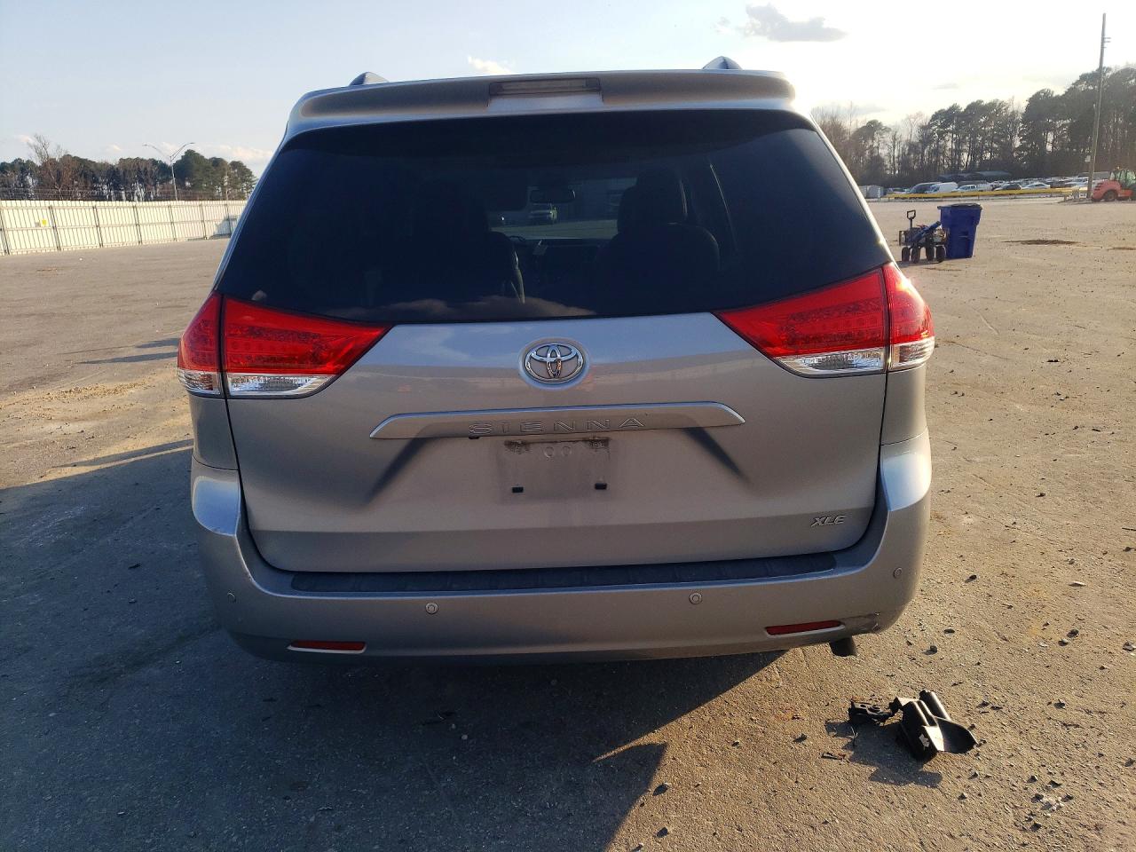 2014 TOYOTA SIENNA XLE 8-PASSENGER photo 11