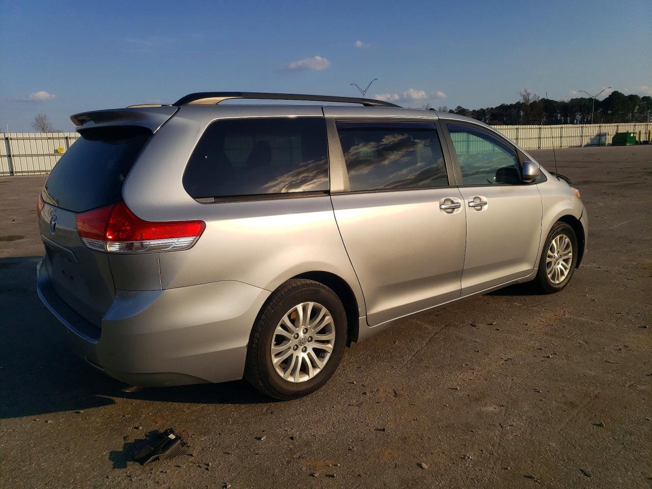 2014 TOYOTA SIENNA XLE 8-PASSENGER photo 5