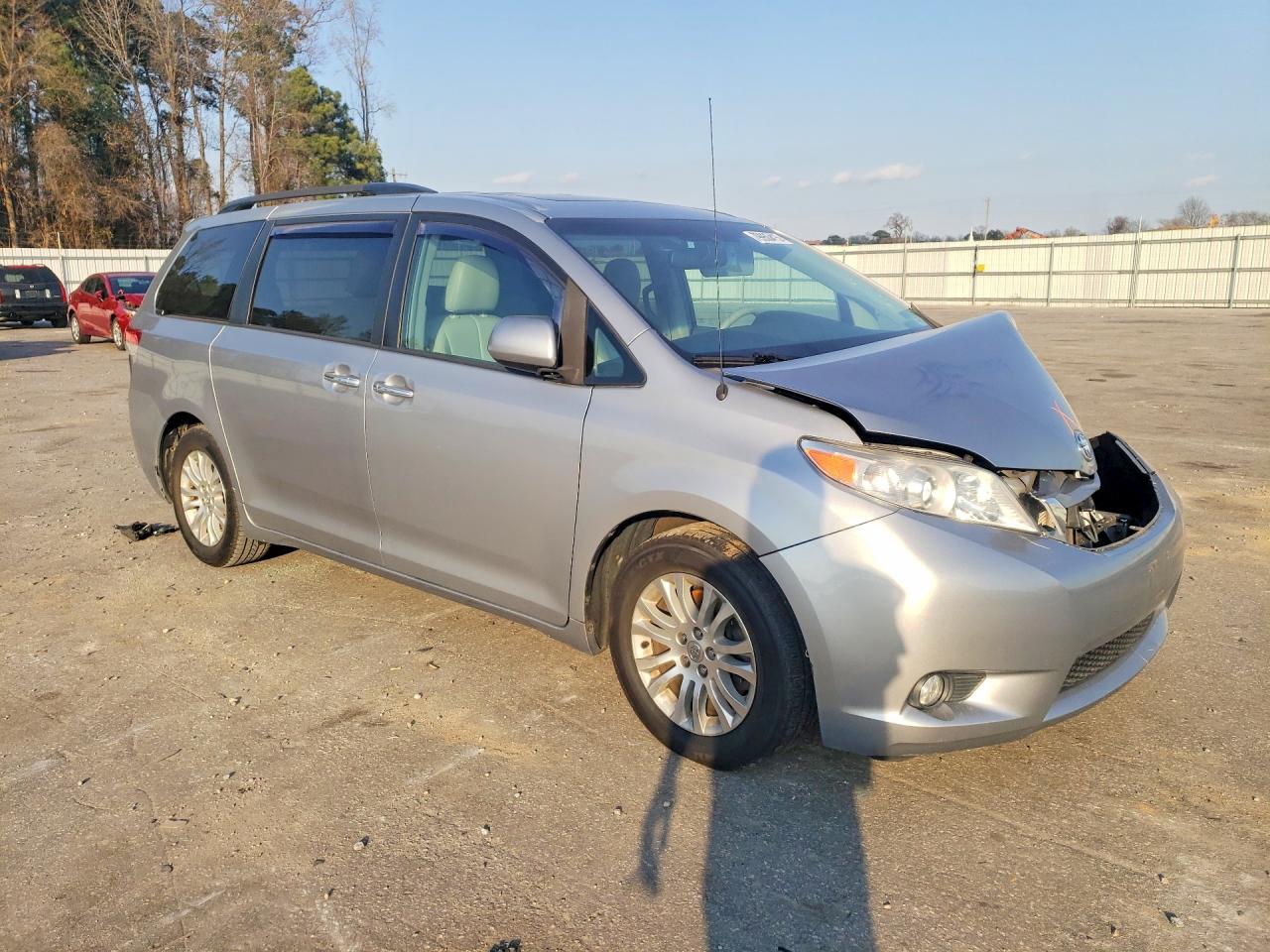 2014 TOYOTA SIENNA XLE 8-PASSENGER photo 7