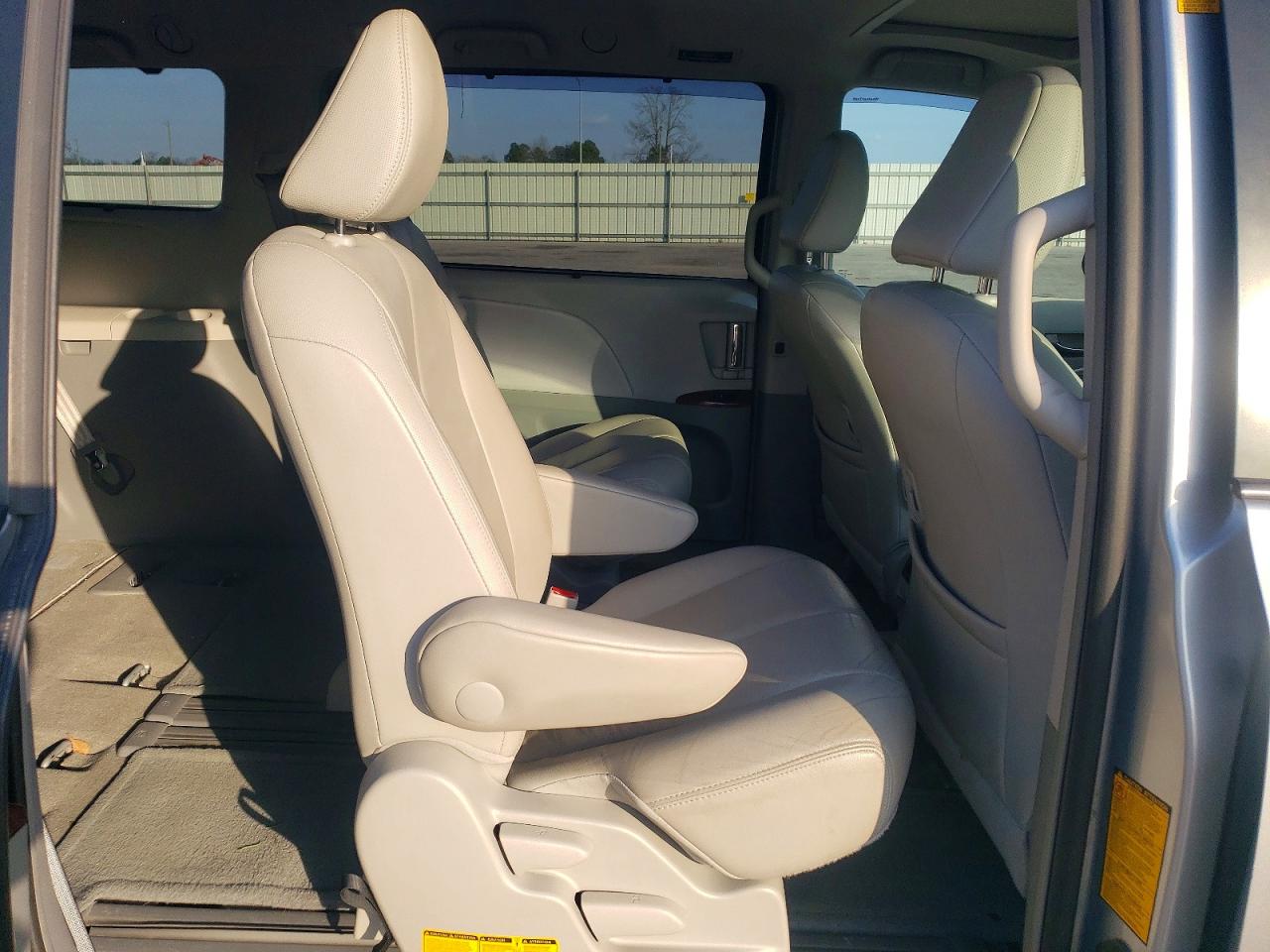 2014 TOYOTA SIENNA XLE 8-PASSENGER photo 21