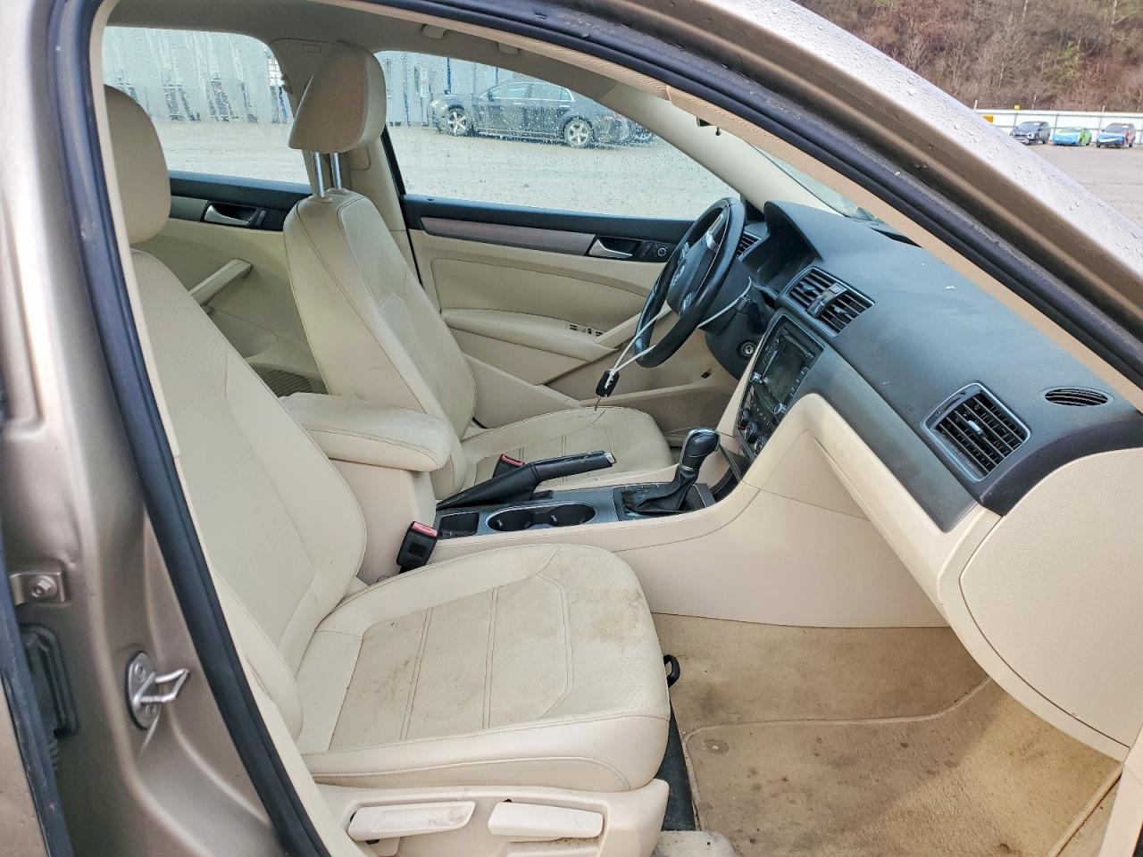 2015 VOLKSWAGEN PASSAT SE photo 13