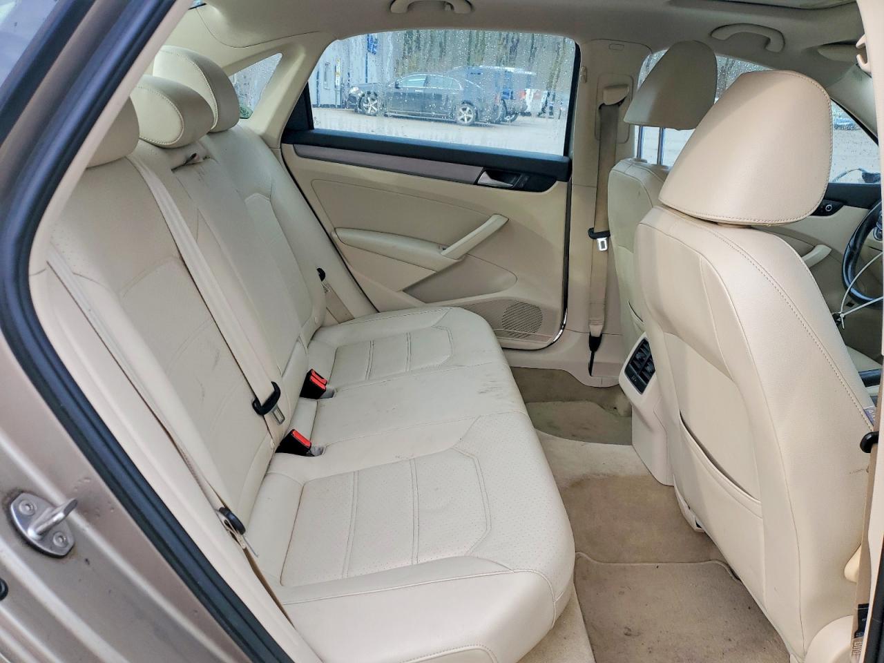 2015 VOLKSWAGEN PASSAT SE photo 19