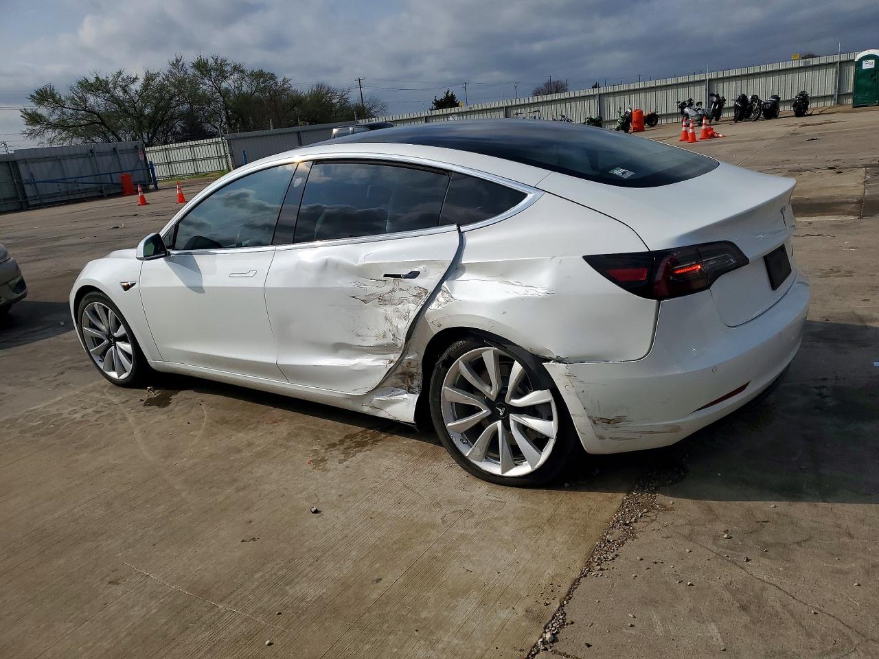 2018 TESLA MODEL 3 photo 4