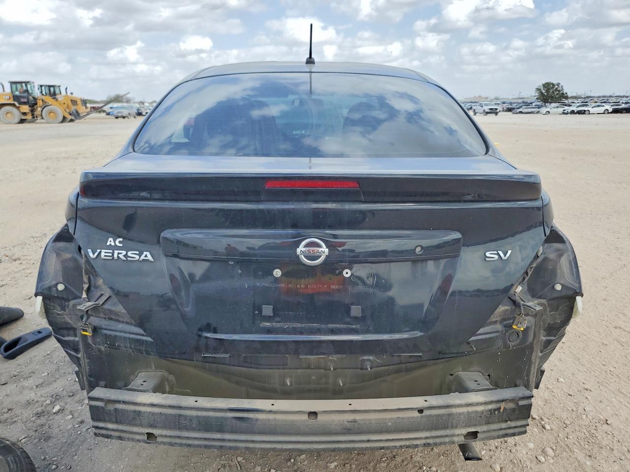 2019 NISSAN VERSA SV photo 11