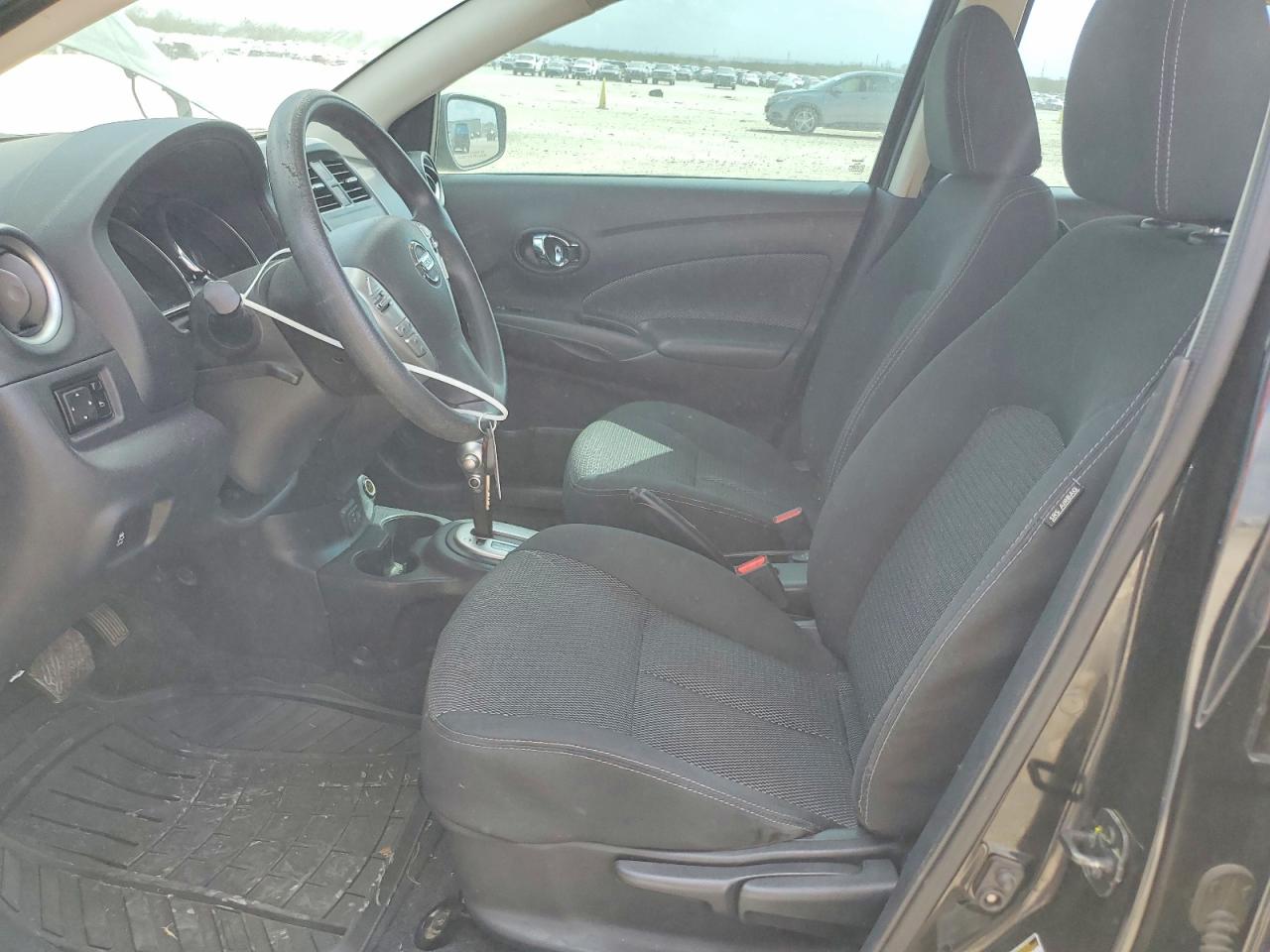 2019 NISSAN VERSA SV photo 13