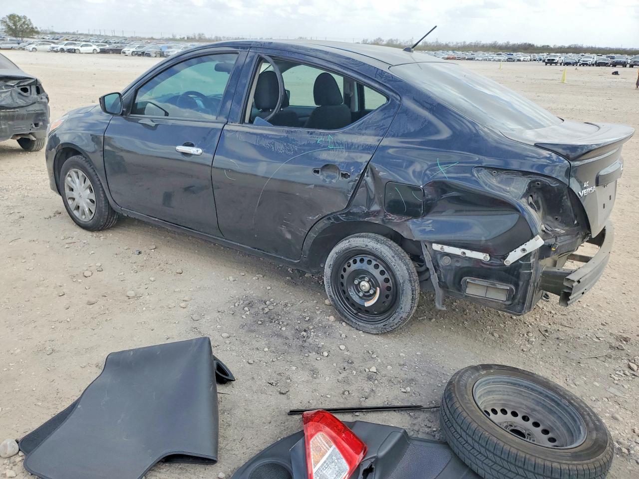 2019 NISSAN VERSA SV photo 3