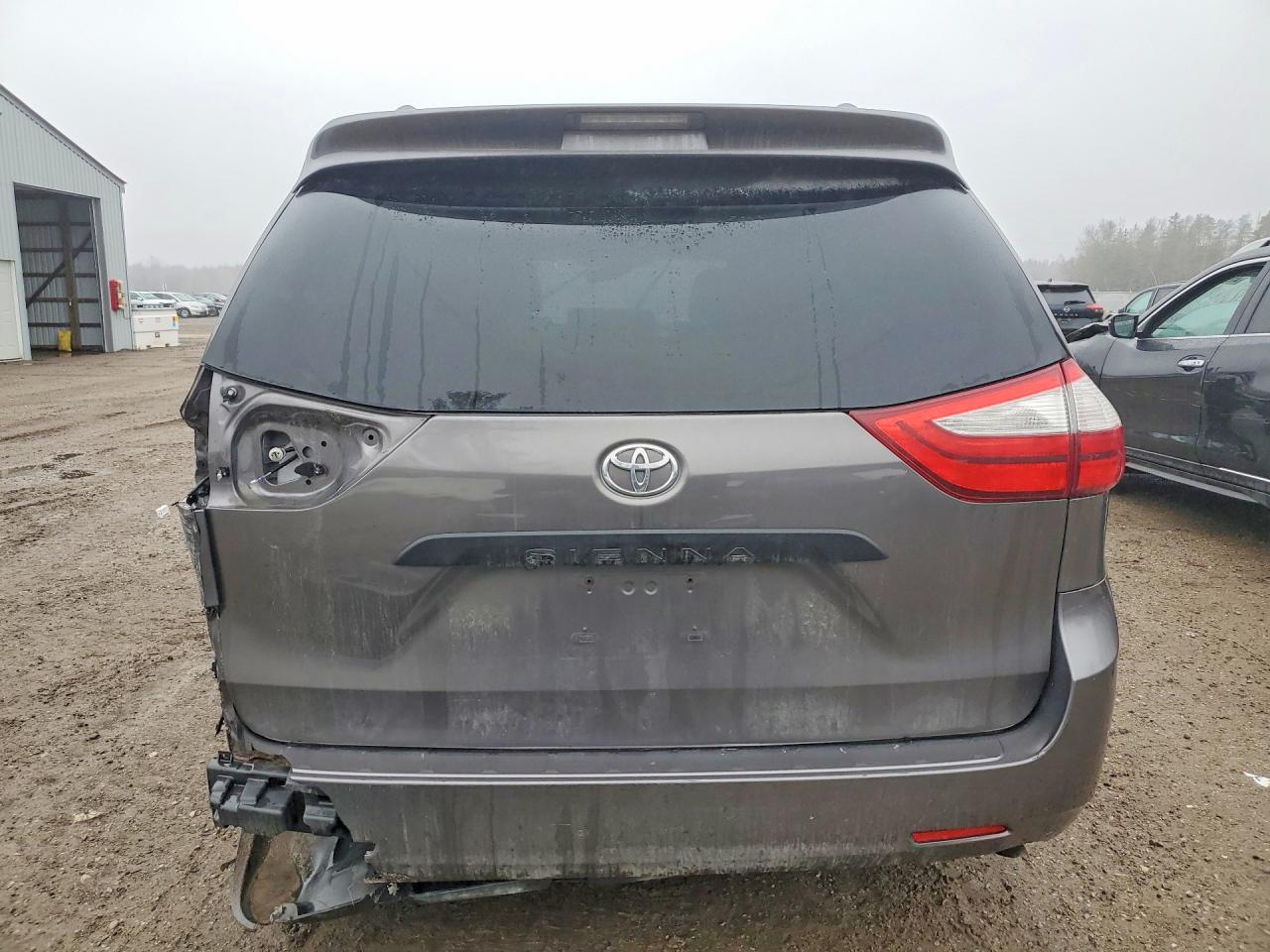 2015 TOYOTA SIENNA L 7-PASSENGER photo 6